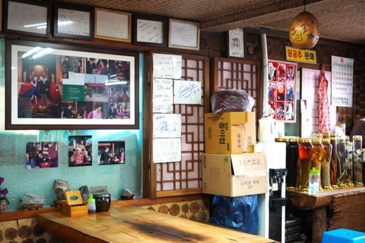 韓国ドラマ「キング・ザ・ランド」に登場した昔ながらの食堂で野菜たっぷりの定食を。地方ならではの青空市場も！（画像4）