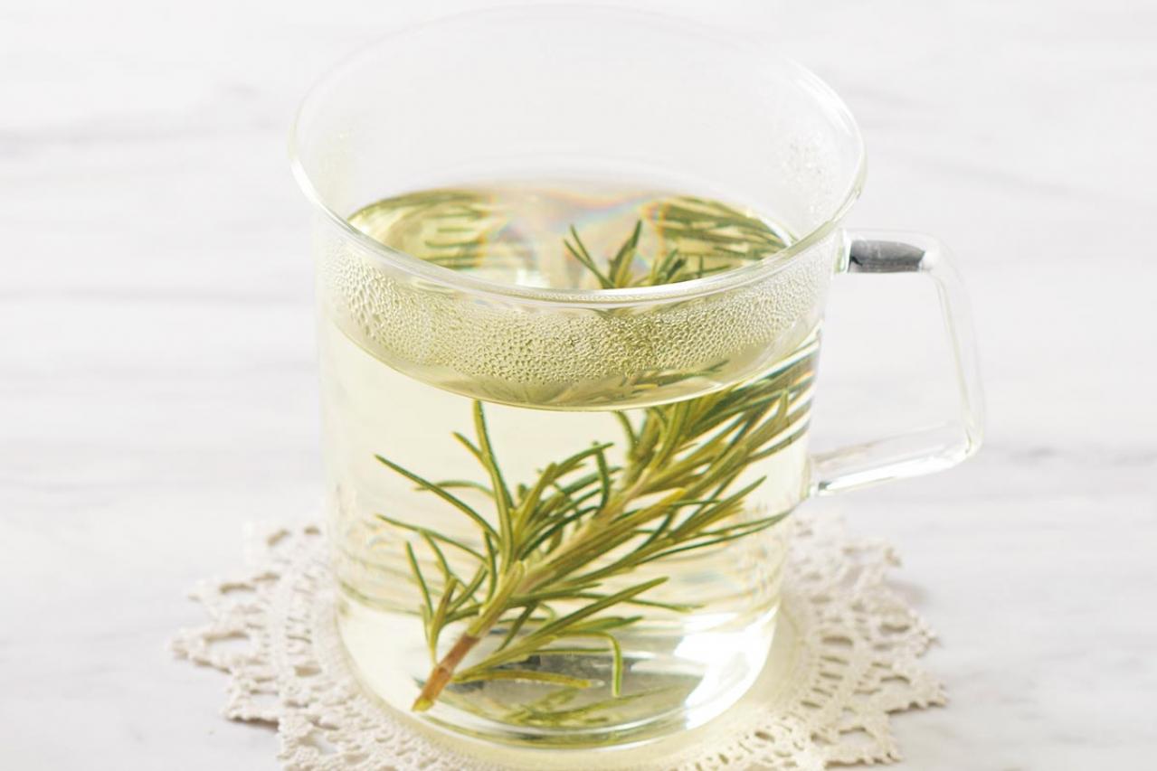 体と心に効く「ローズマリー白湯」の作り方。朝のルーテインに！