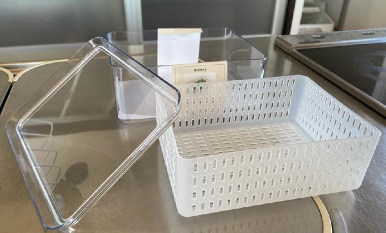 【スリコ】のザル付き保存容器Lサイズ。スタッキングできて中身がひと目でわかるから重宝！（画像3）