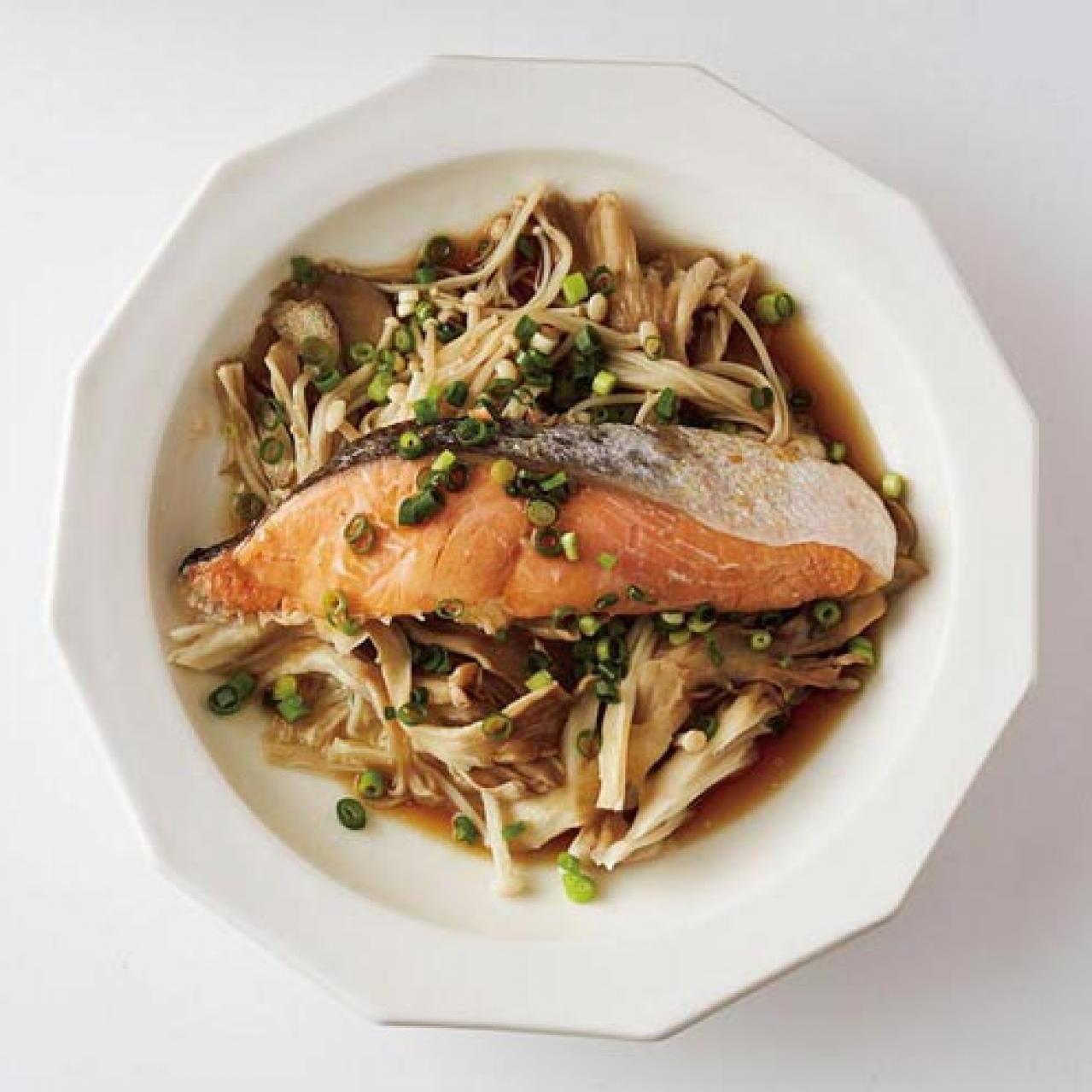 メインおかずがレンチンで即デキ【鮭きのこのバタポン蒸し】【豚こまもやしの中華蒸し】忙しい平日におすすめ（画像2）