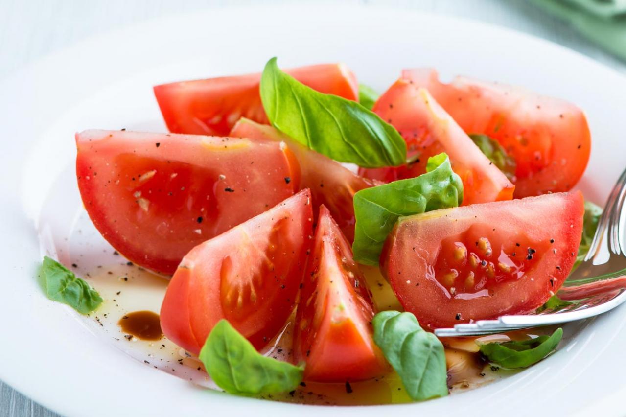 自然に寝つける睡眠ワザ。夕食の「冷やしトマト」の秘密を知ってる？