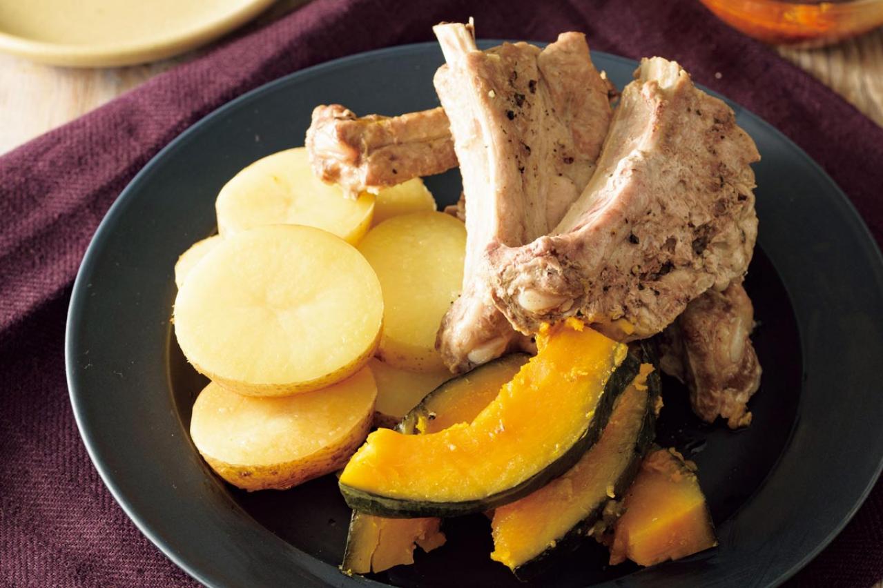 秋野菜たっぷりレシピ。シンプルに蒸すのがいちばん！じゃがいも&かぼちゃ、スペアリブのフライパン蒸し