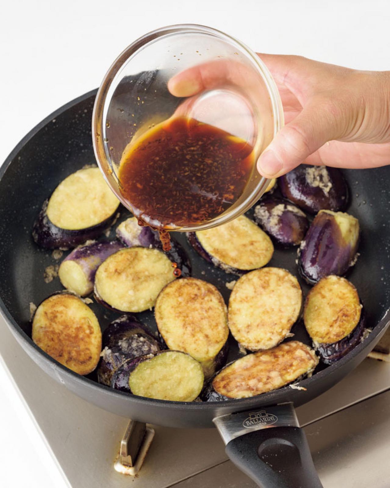 秋野菜たっぷりレシピ。やみつきになるおいしさ、なすの照り焼き丼  温玉のせ（画像3）