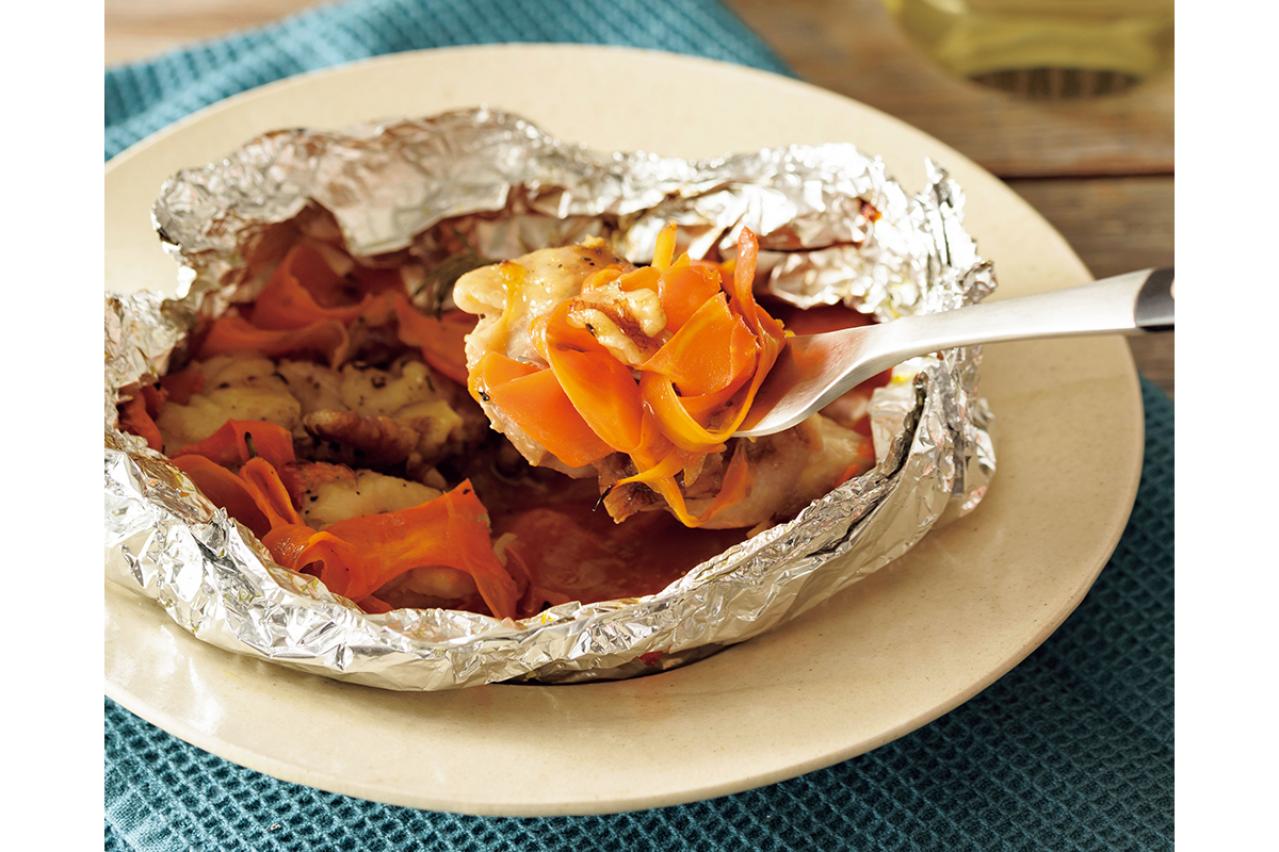 秋野菜たっぷりレシピ。蒸し焼きにして栄養を凝縮！にんじんと鶏肉のハーブ蒸し