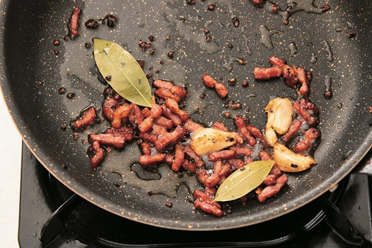 牛乳、生クリームを使わずに濃厚！【カルボナーラ】「パスタ世界一」弓削シェフの至福の家イタリアン（画像3）