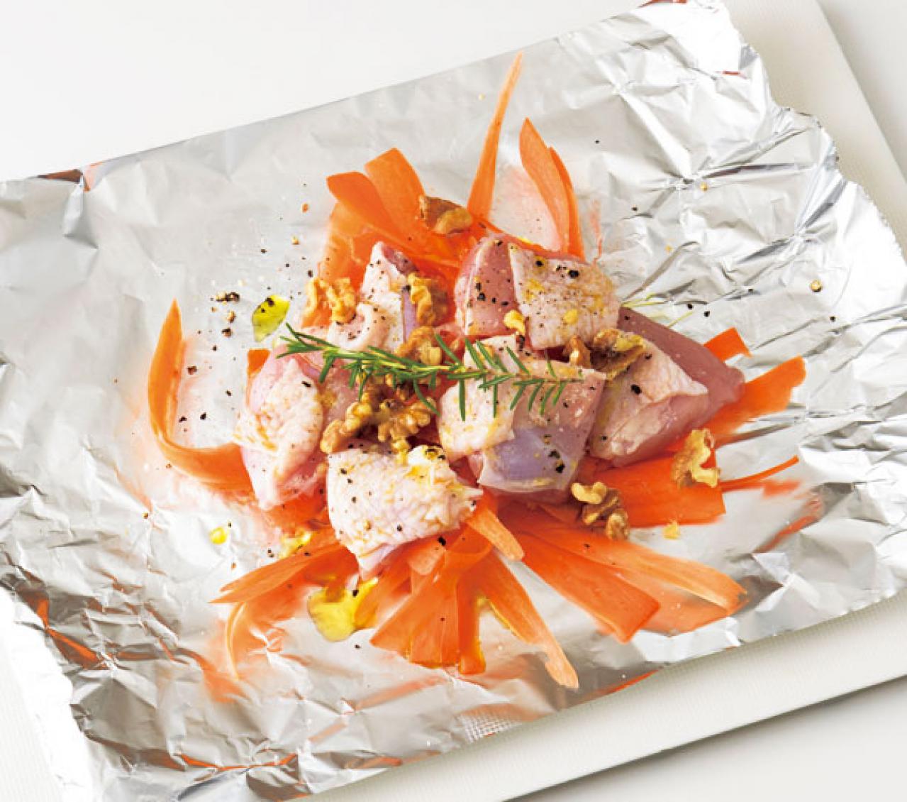 秋野菜たっぷりレシピ。蒸し焼きにして栄養を凝縮！にんじんと鶏肉のハーブ蒸し（画像3）