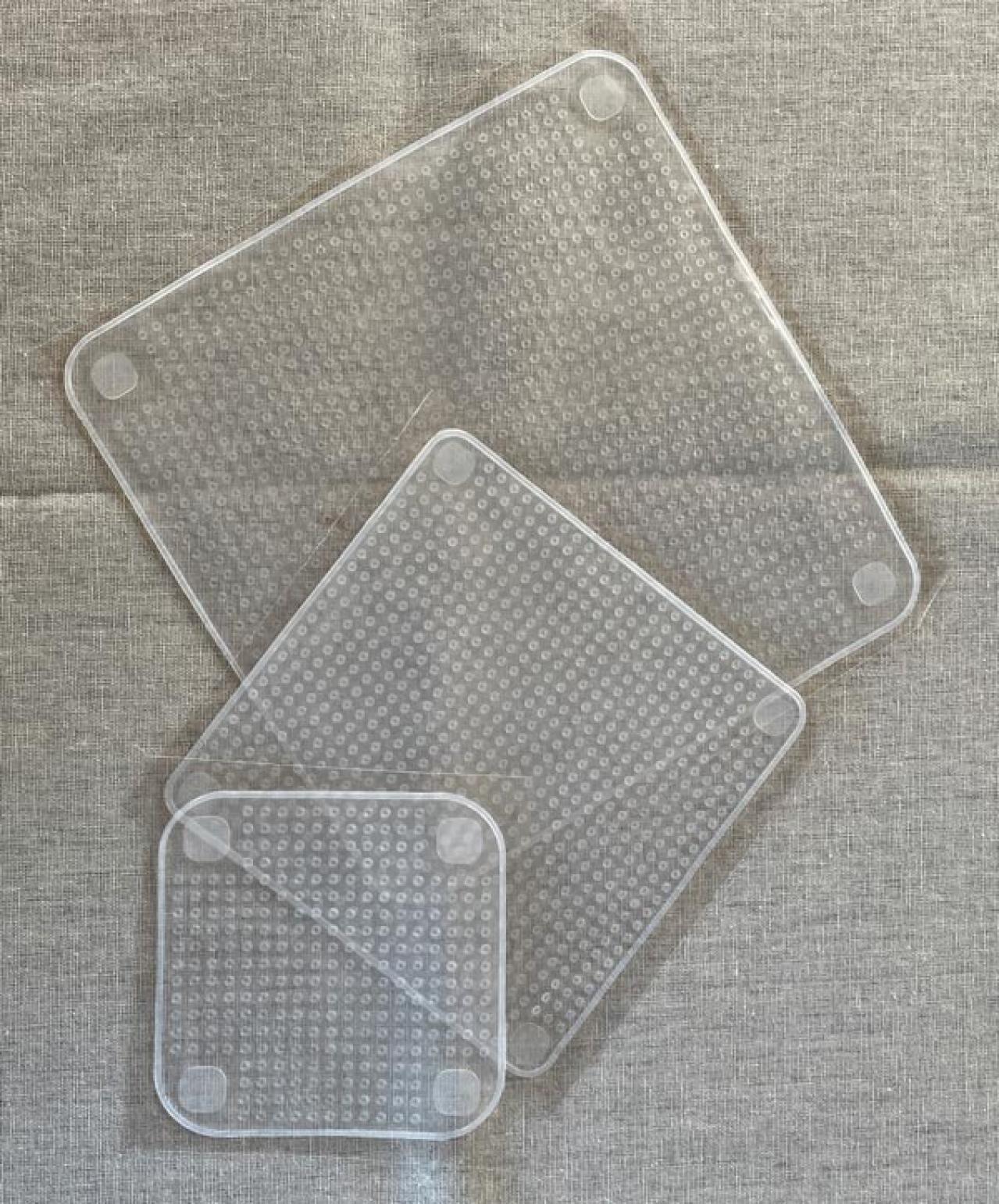 【スリコ】の伸ばして吸着するシリコーンラップは繰り返して使える３サイズ！瓶の硬い蓋も開けられる（画像2）