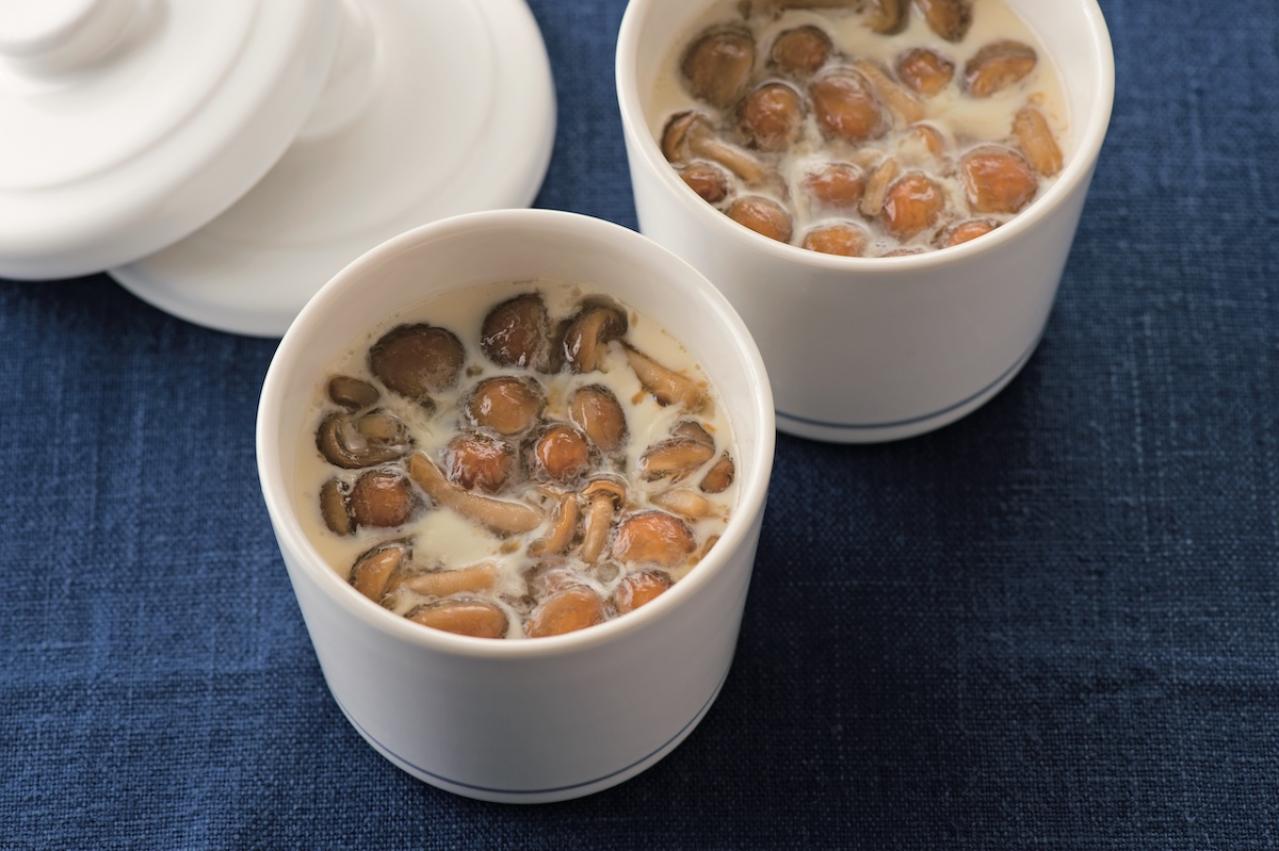 たんぱく質もとれる【きのこの副菜】レシピ2選「三つ葉のクリームチーズ和え」「なめこの茶碗蒸し」