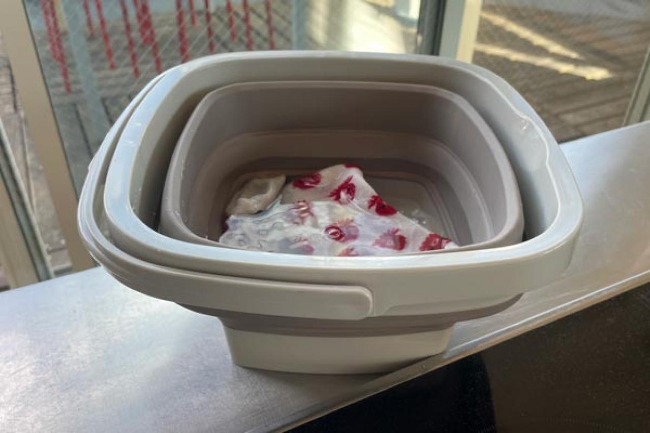 【スリコ】「折りたためるバケツ5L」は、収納スペースの悩みを一掃！小物のつけ置き洗いにぴったり（画像4）