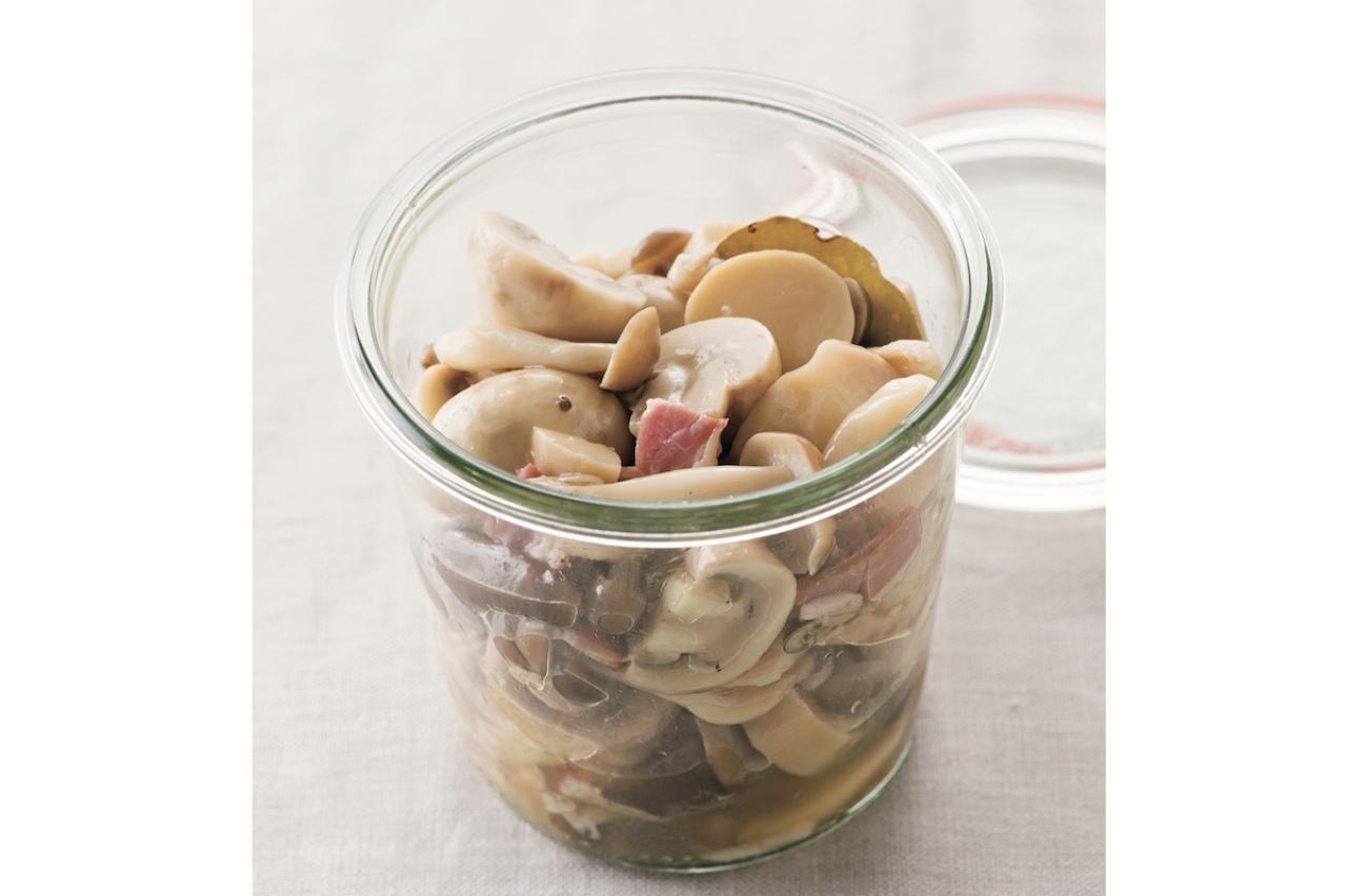 おかずがパパッと完成！【きのこの洋風作りおき】3〜4日保存可能な「ガーリックオイル煮」とアレンジレシピ