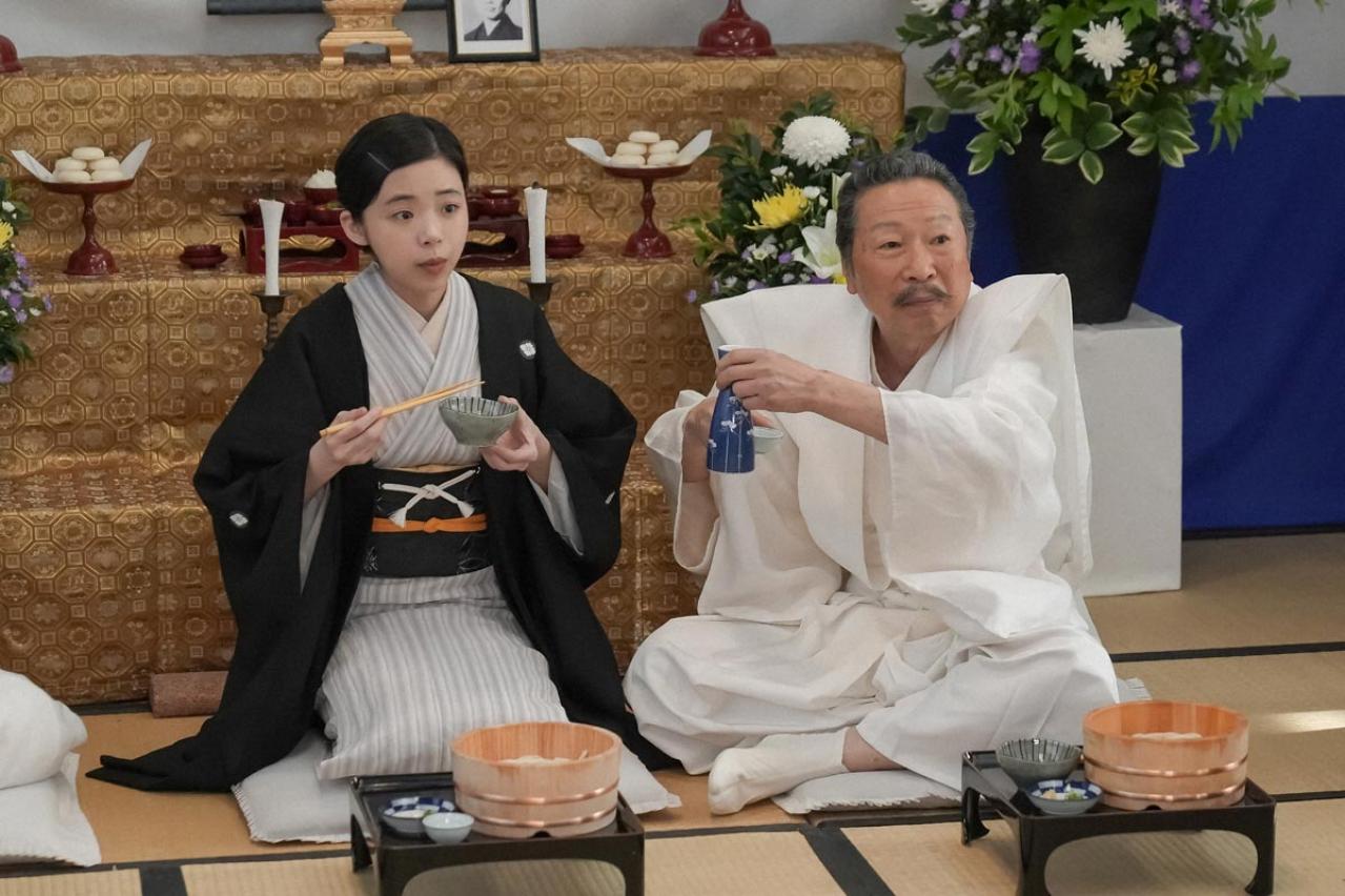 【ブギウギ】初めて訪れた家でウサギを抱えて窓から？ドタバタ展開に少々違和感が