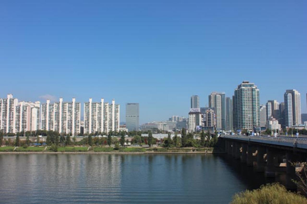 ビューが最高な漢江の中州・ノドゥル島。BTSの事務所と絶品ワカメスープを求めて龍山～三角地に。JIMINの誕生日を祝うラッピングバスも！（画像6）