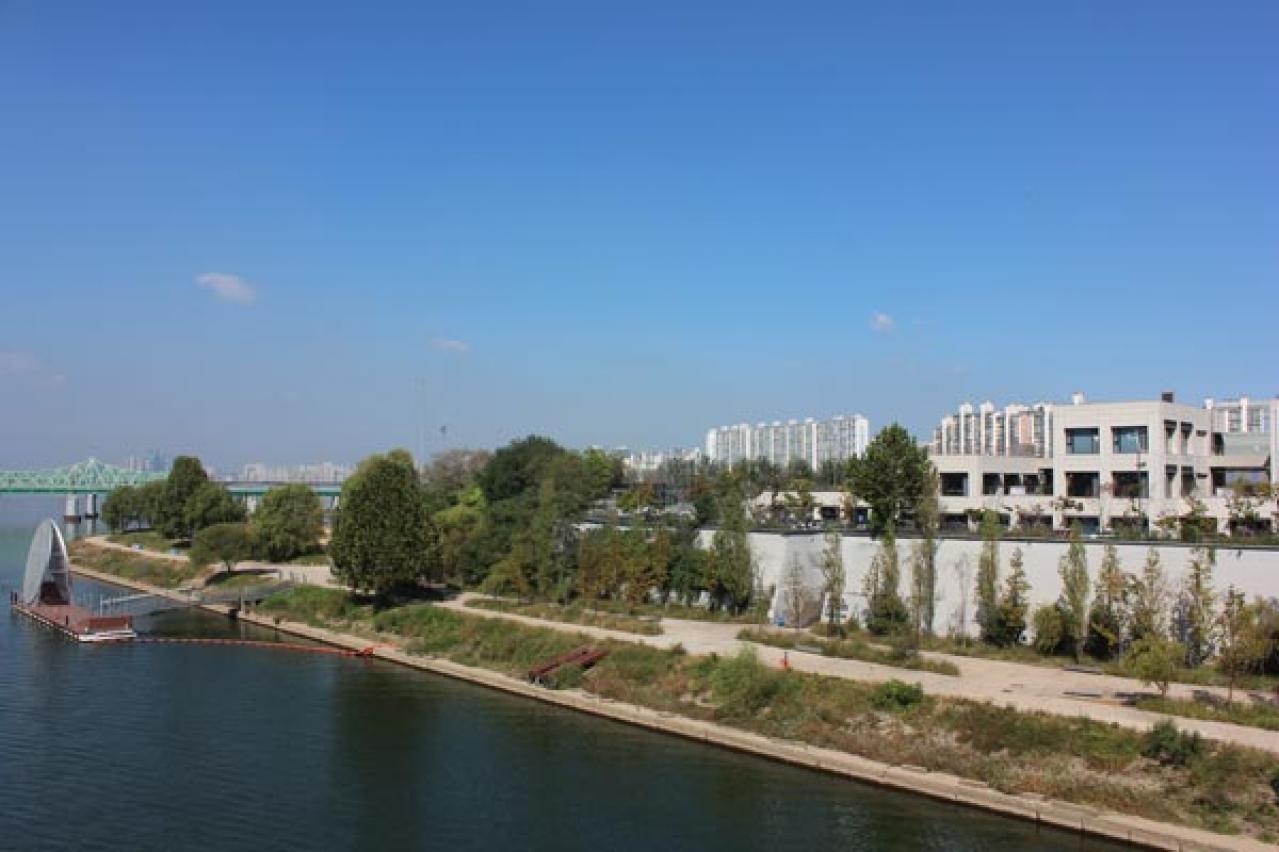 ビューが最高な漢江の中州・ノドゥル島。BTSの事務所と絶品ワカメスープを求めて龍山～三角地に。JIMINの誕生日を祝うラッピングバスも！（画像5）