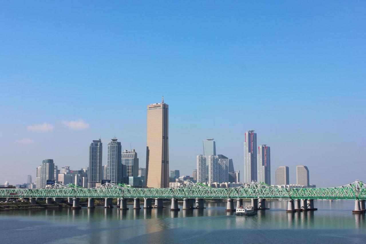 ビューが最高な漢江の中州・ノドゥル島。BTSの事務所と絶品ワカメスープを求めて龍山～三角地に。JIMINの誕生日を祝うラッピングバスも！