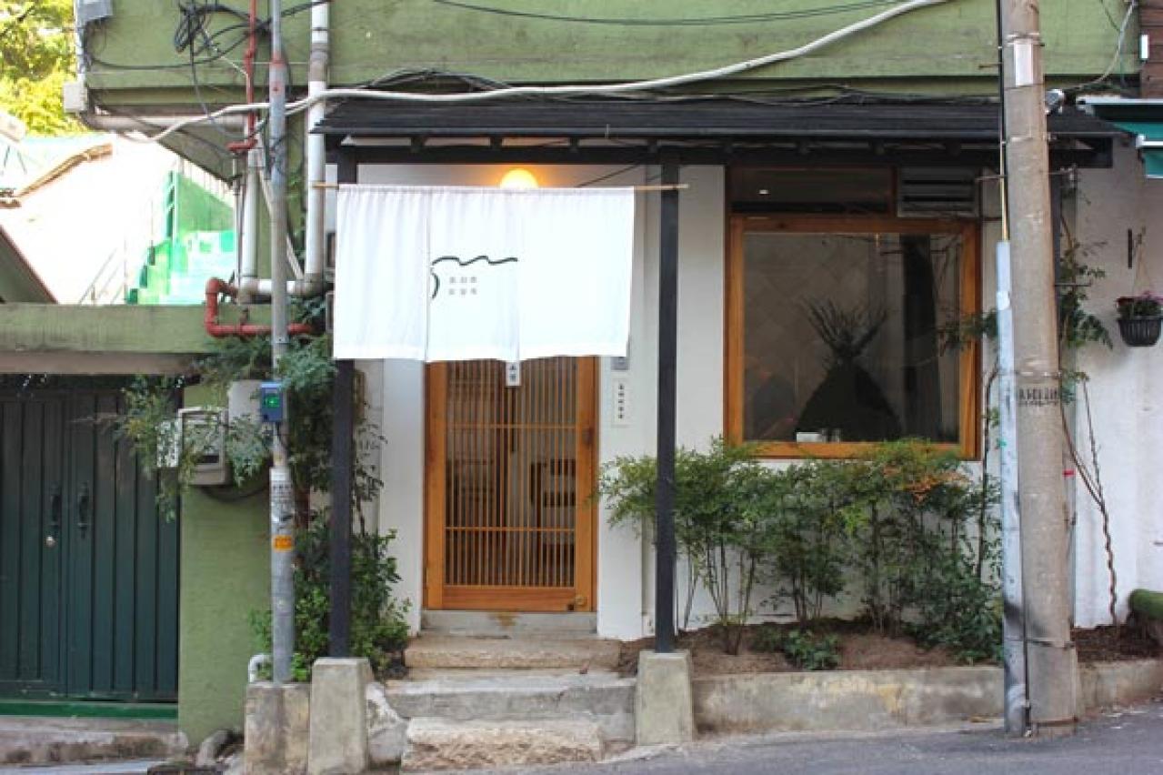 ビューが最高な漢江の中州・ノドゥル島。BTSの事務所と絶品ワカメスープを求めて龍山～三角地に。JIMINの誕生日を祝うラッピングバスも！（画像14）