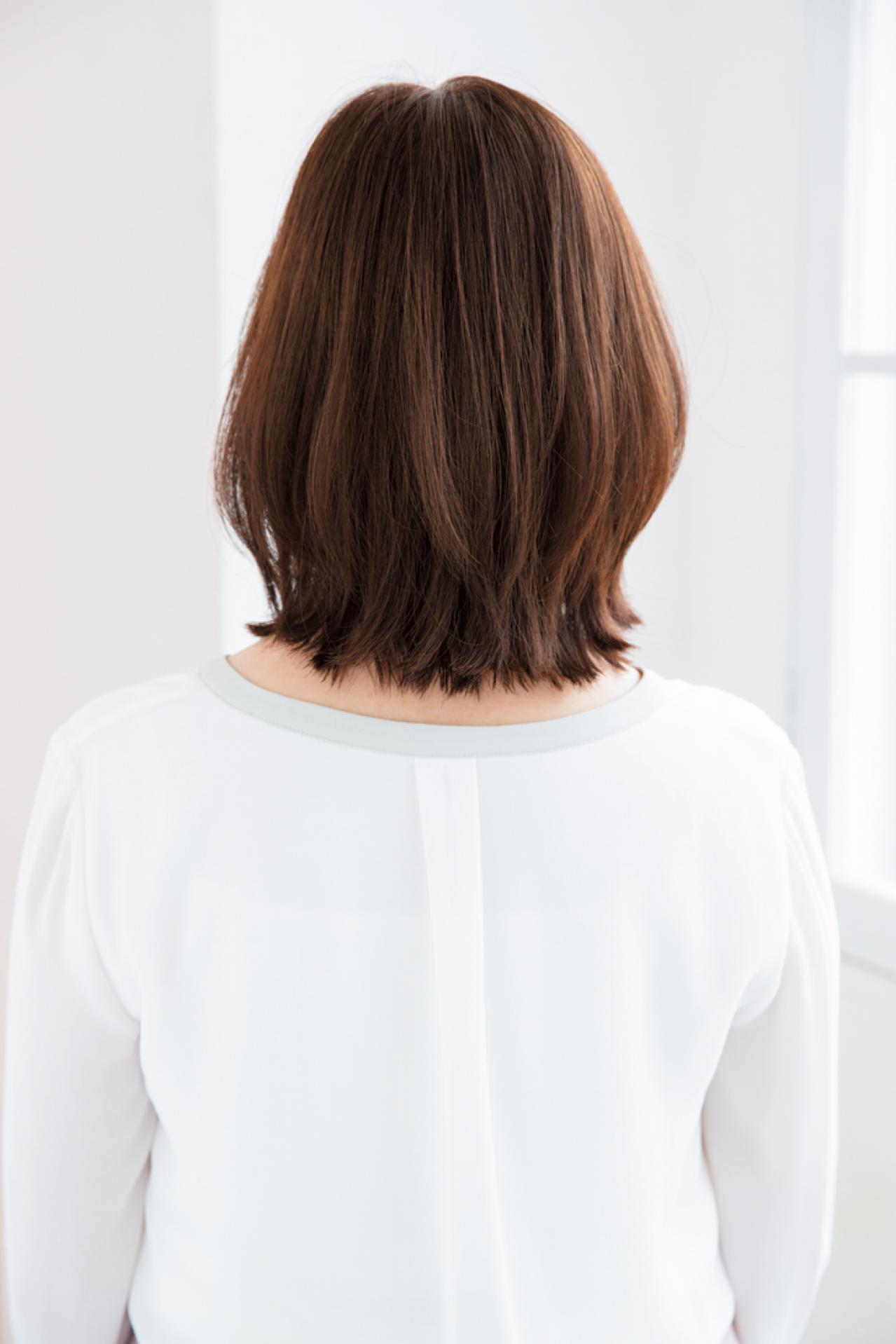 【50代からのミディアムボブ】フェイスラインがすっきり。2023年冬の最旬ヘアスタイル（画像4）