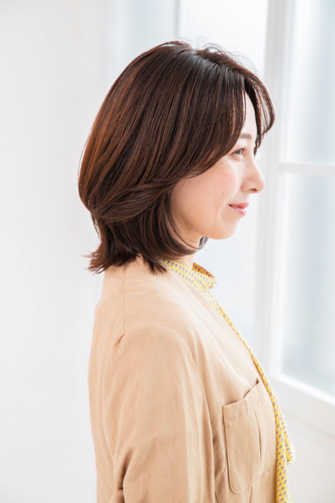 【50代からのミディアムボブ】フェイスラインがすっきり。2023年冬の最旬ヘアスタイル（画像7）