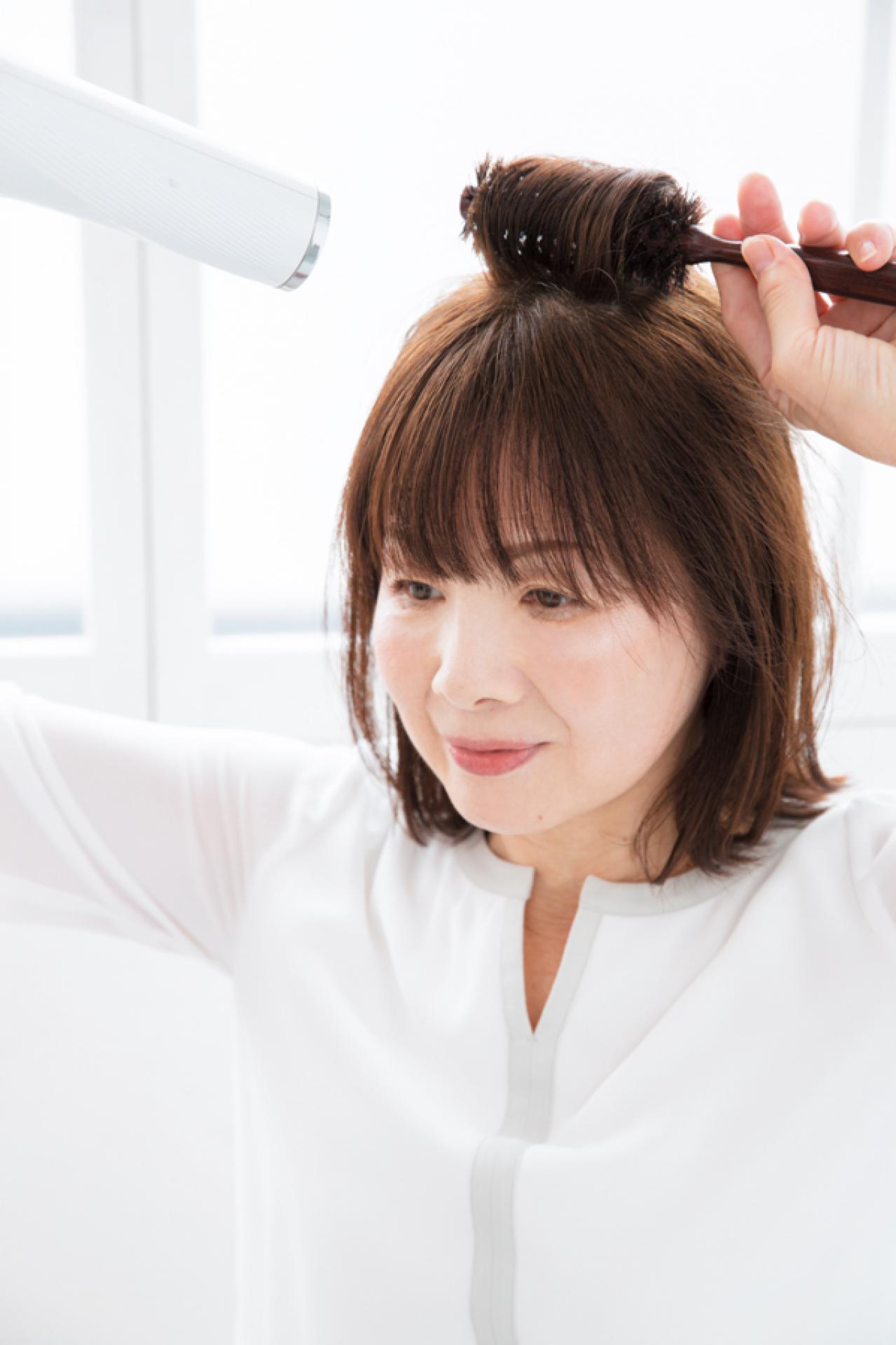 【50代からのミディアムボブ】フェイスラインがすっきり。2023年冬の最旬ヘアスタイル（画像5）