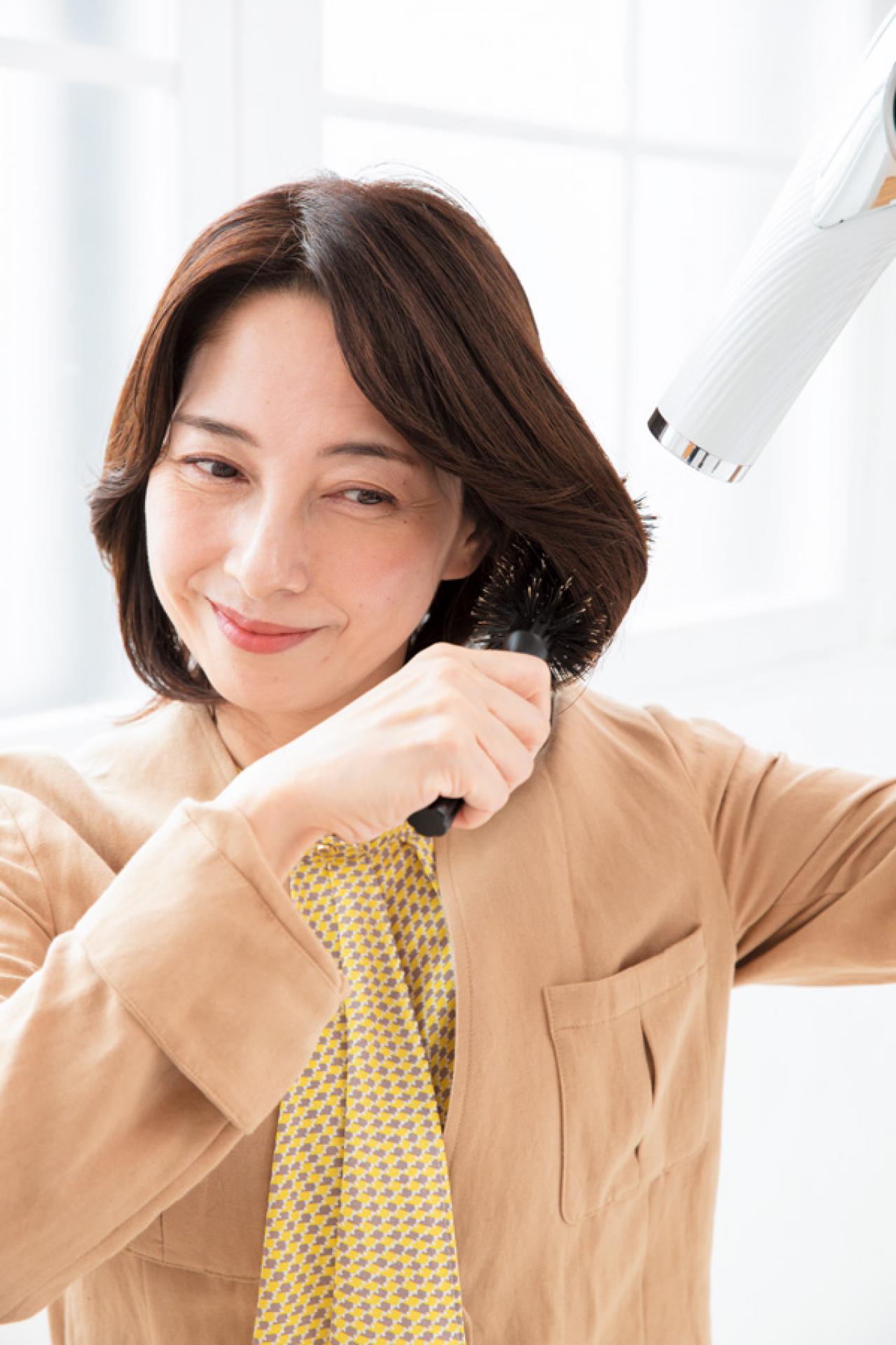 【50代からのミディアムボブ】フェイスラインがすっきり。2023年冬の最旬ヘアスタイル（画像9）