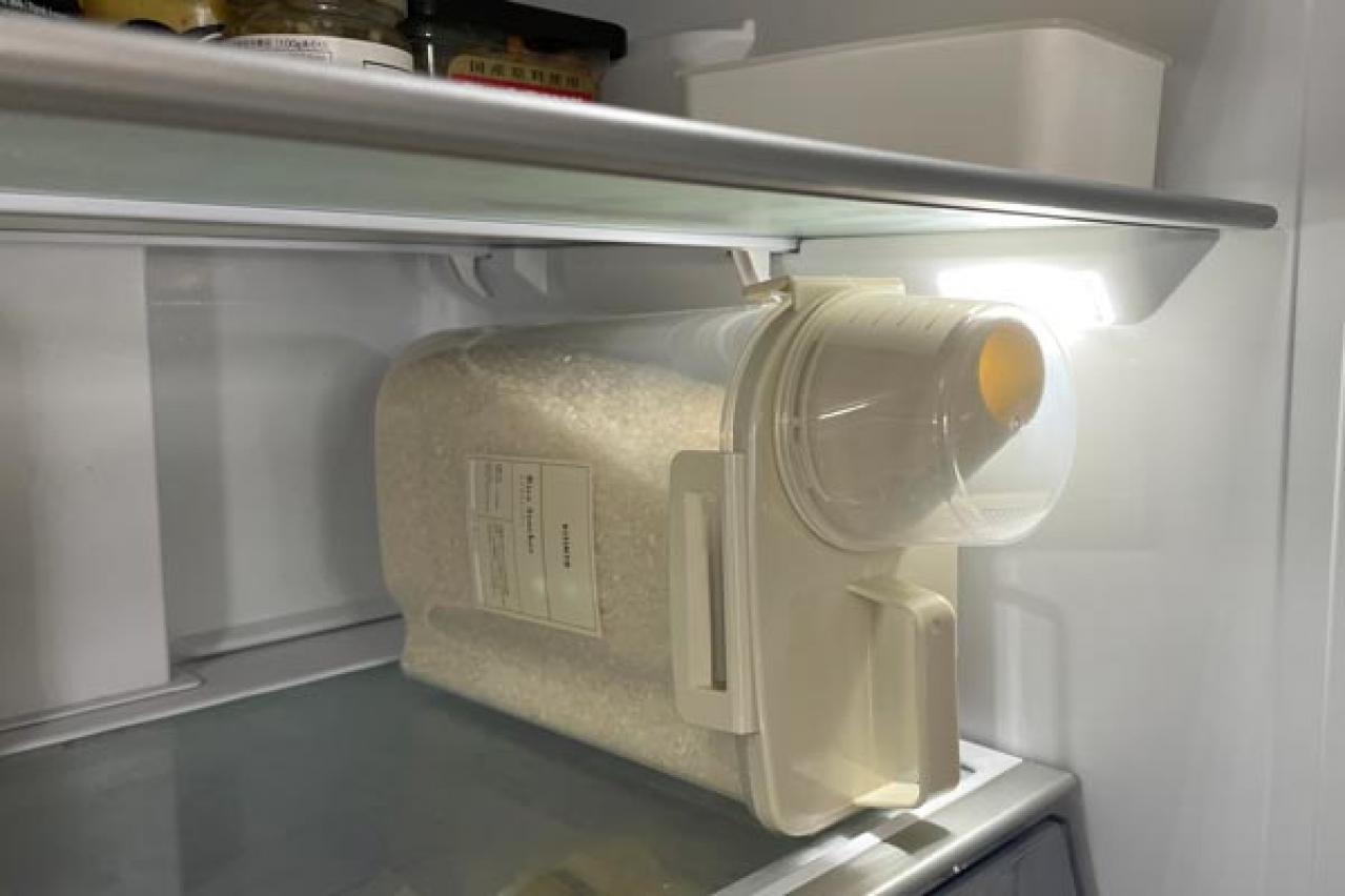 【スリコ】のライスストッカーで2kgのお米をコンパクトに保存！冷蔵庫のドアポケットにもぴったり（画像5）