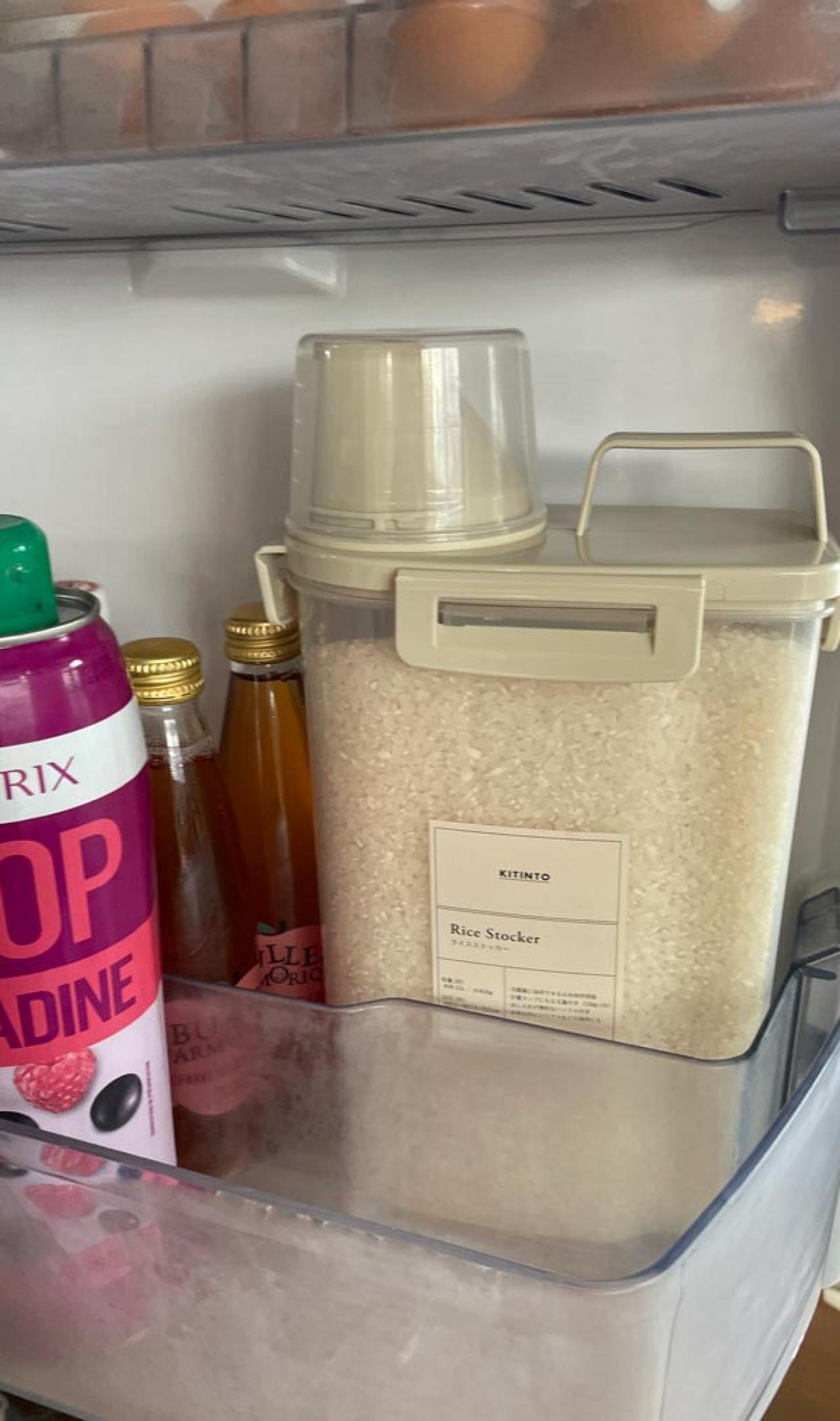 【スリコ】のライスストッカーで2kgのお米をコンパクトに保存！冷蔵庫のドアポケットにもぴったり（画像4）