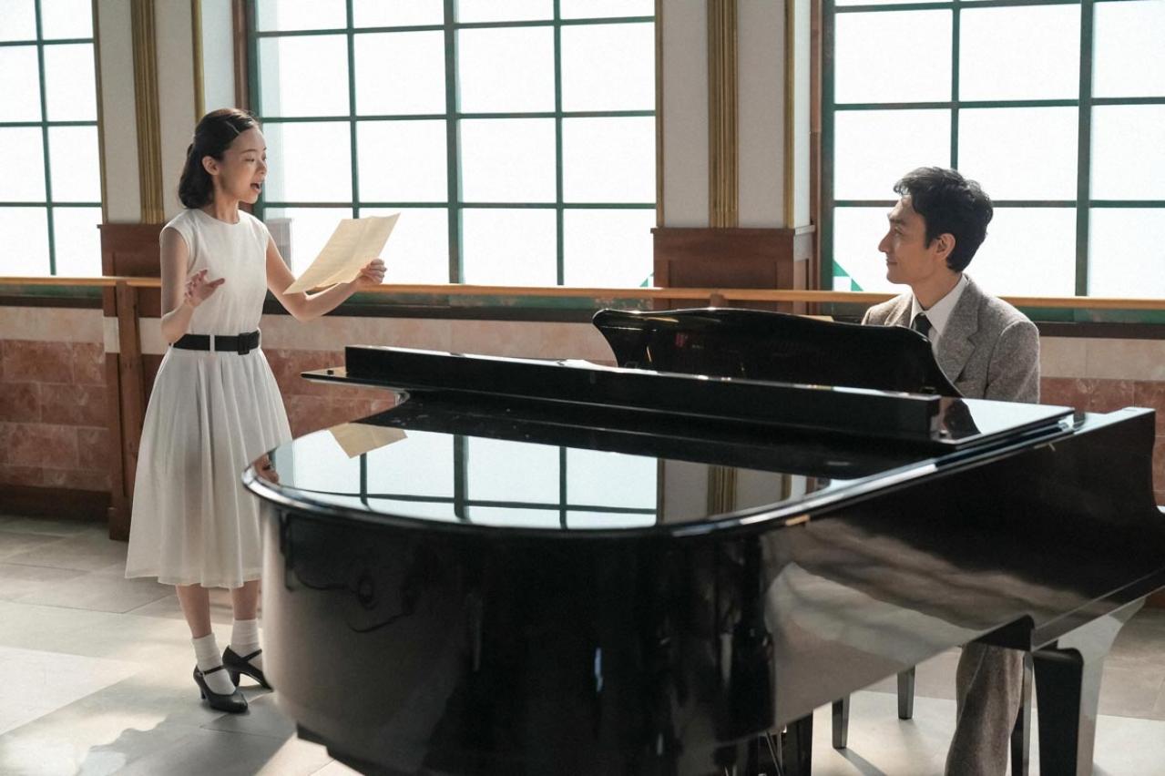 【ブギウギ】羽鳥を演じる草彅剛の宇宙のような存在感に目を奪われる。その軽やかさは異質だ！