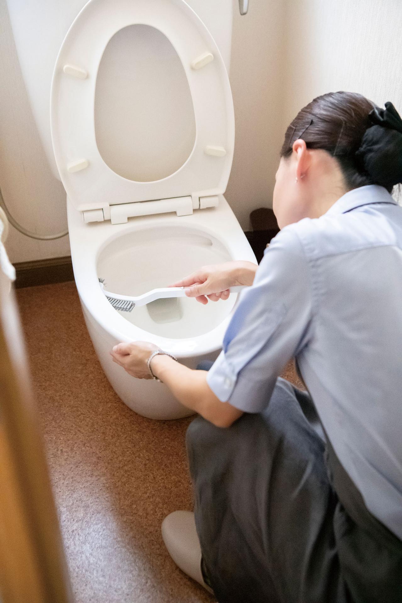 【トイレのついで掃除】このひと手間でニオイとしつこい汚れを防げる！（画像6）