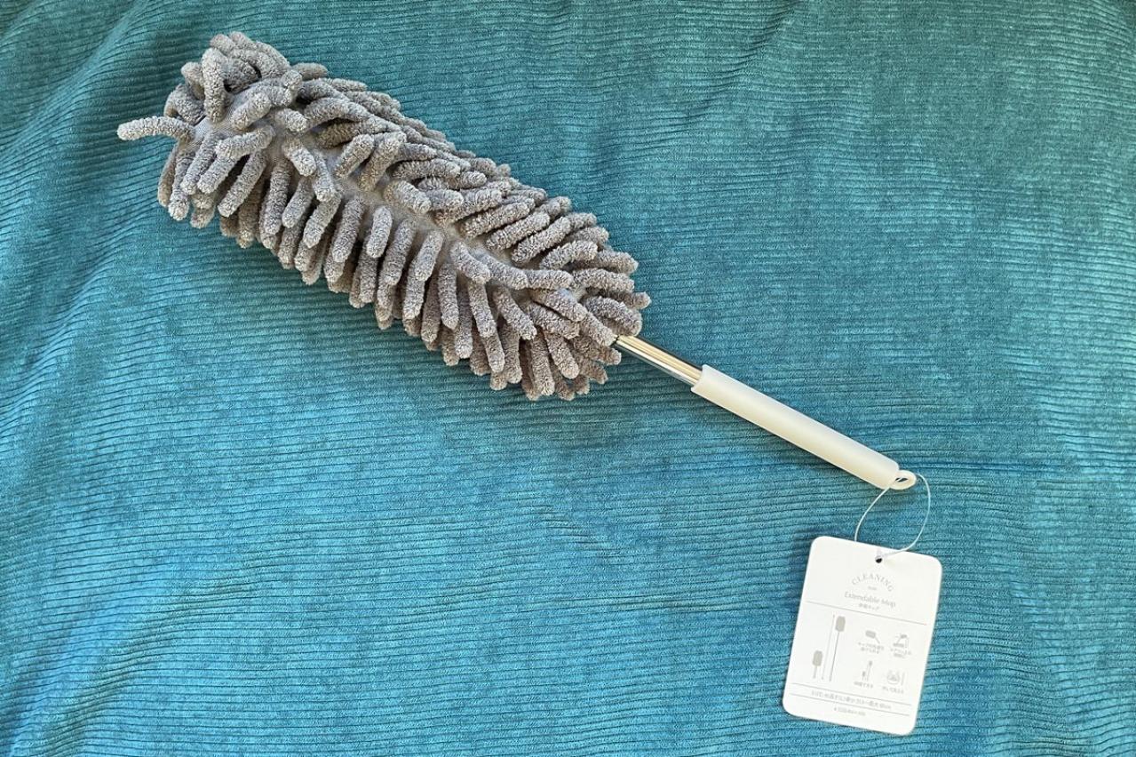 【スリコ】の伸縮モップは隙間の汚れをぐいぐいからめとってくれる実力派