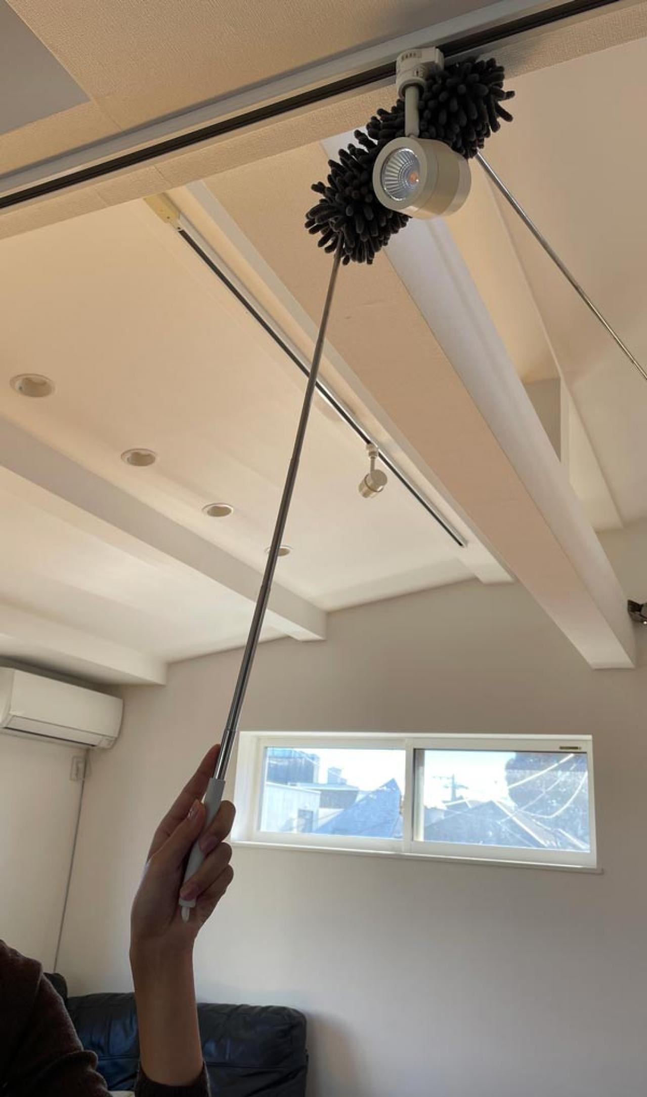 【スリコ】の伸縮モップは隙間の汚れをぐいぐいからめとってくれる実力派（画像5）