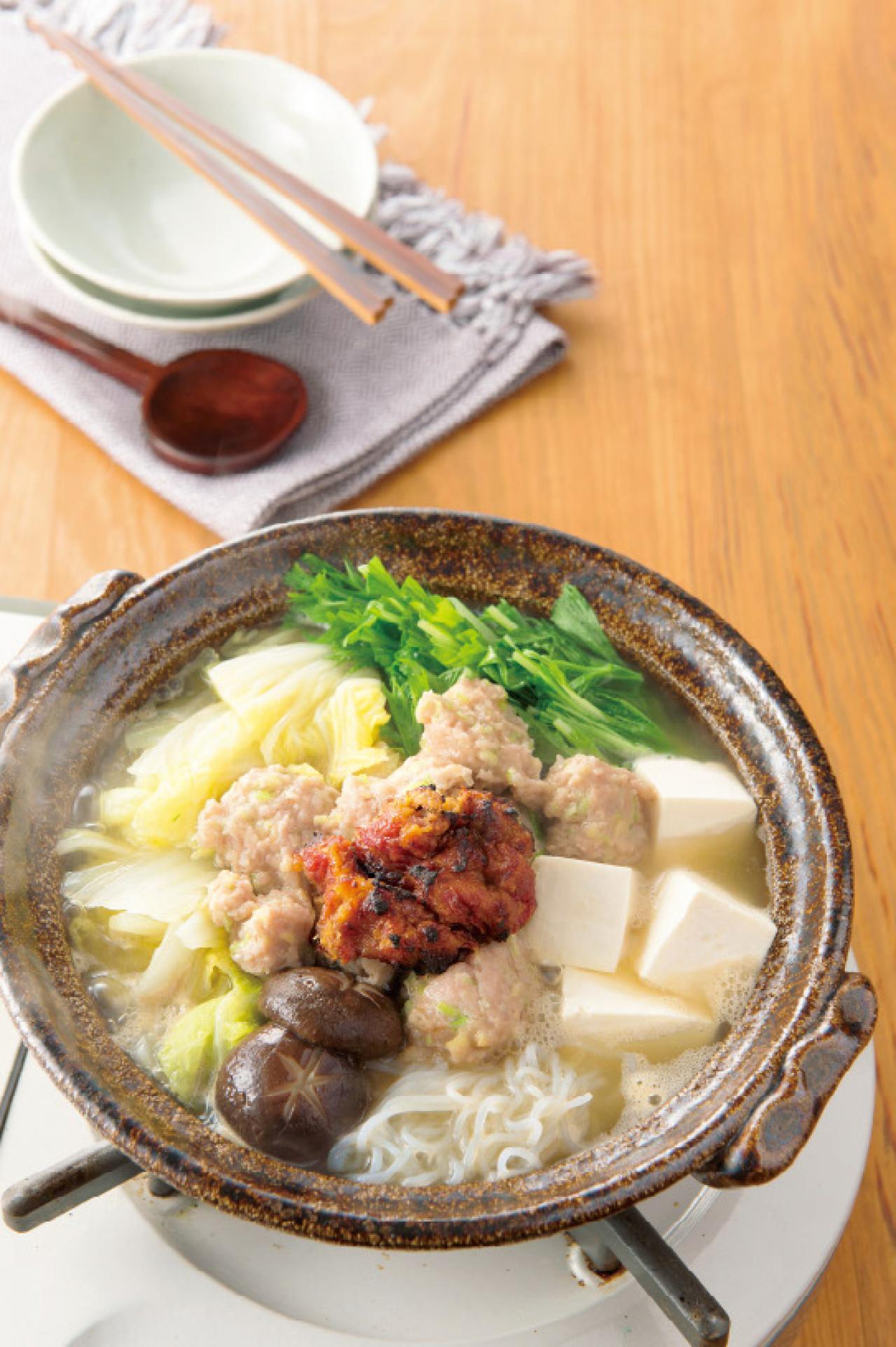体が温まる【鍋レシピ】2選「鶏だんごの焼き梅みそ鍋」「豚肉とさつまいものキムチ鍋」（画像2）