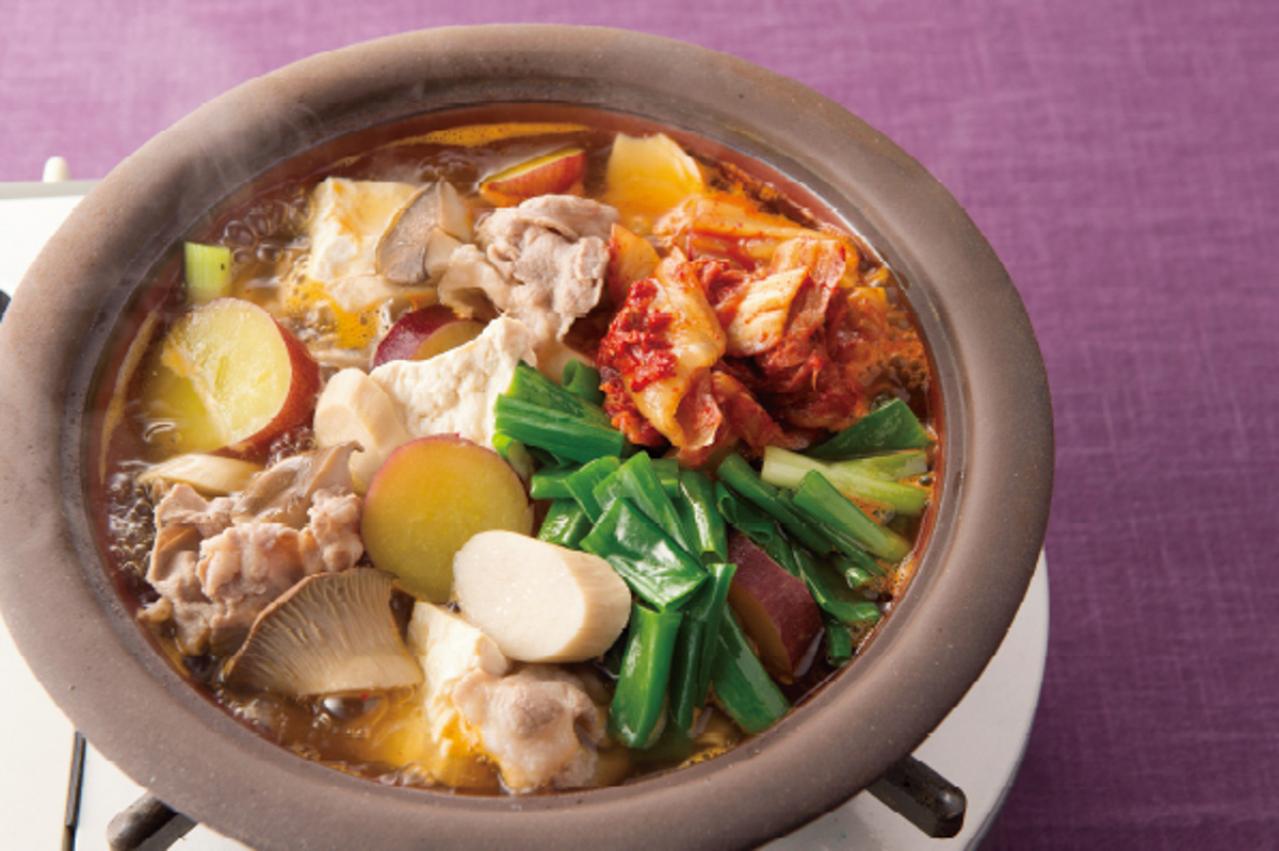 体が温まる【鍋レシピ】2選「鶏だんごの焼き梅みそ鍋」「豚肉とさつまいものキムチ鍋」