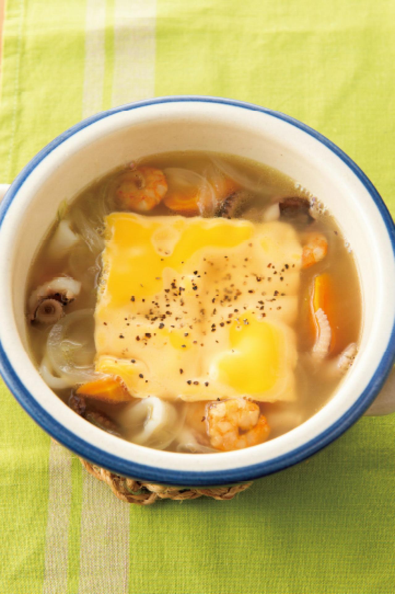 手軽な食材で簡単【ひとり鍋レシピ】2選「シーフードミックスのチーズ鍋」「油揚げと大根のみそ麹鍋」（画像2）