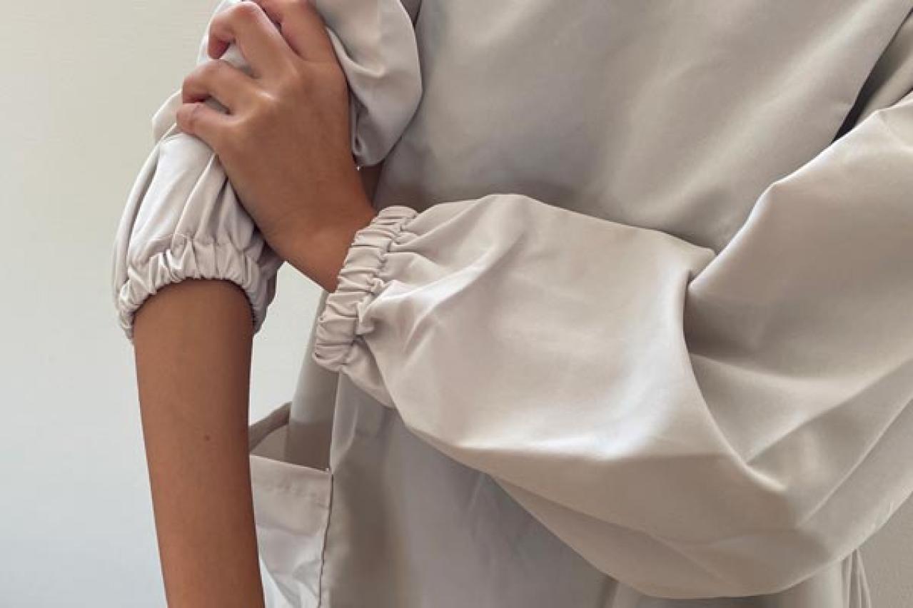 【スリコ】の割烹着がすごい！サッとはおれば一瞬で家事モードに！&落ちてくる袖をしっかりホールド（画像4）