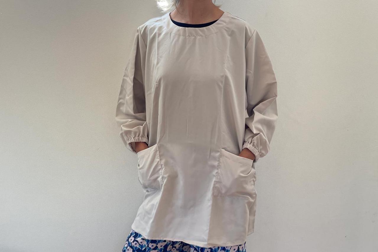 【スリコ】の割烹着がすごい！サッとはおれば一瞬で家事モードに！&落ちてくる袖をしっかりホールド