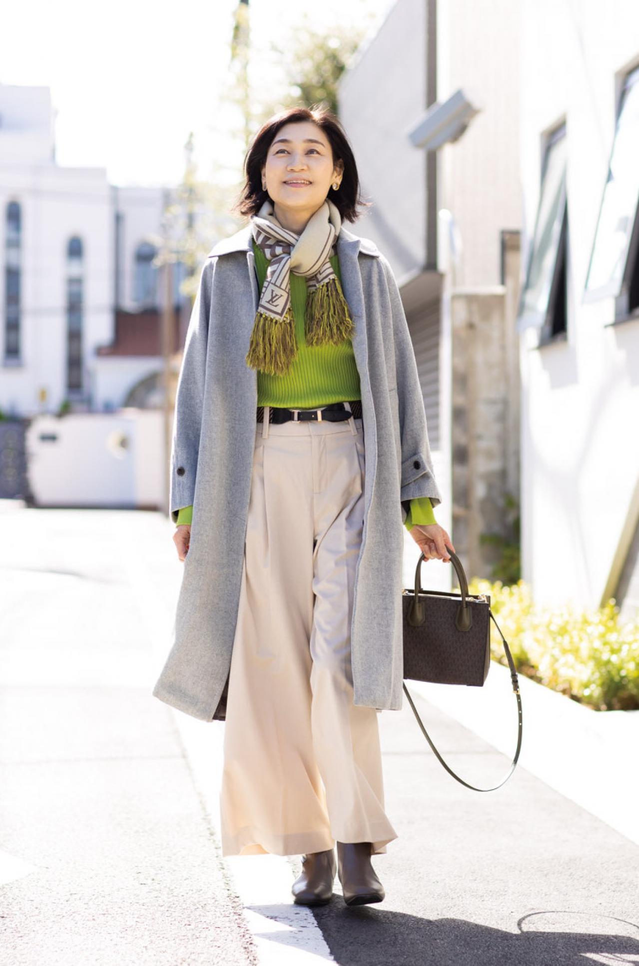 【50代の冬のお出かけスタイル】差し色グリーンで統一感と華やかさをプラス｜大橋里美さん・53歳（画像2）