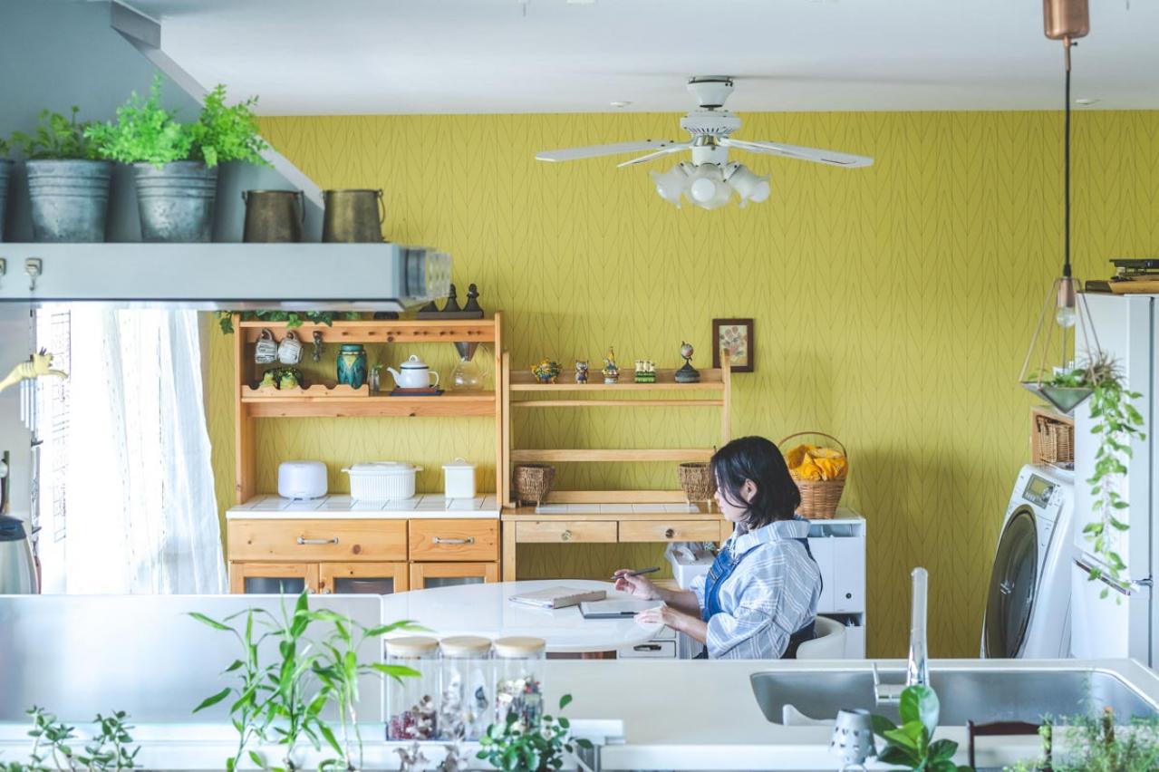 54歳おひとりさま・きんのさん。母の介護をきっかけに、築50年の団地に引っ越しフルリノベ。ピンチをチャンスに変える私らしい暮らし