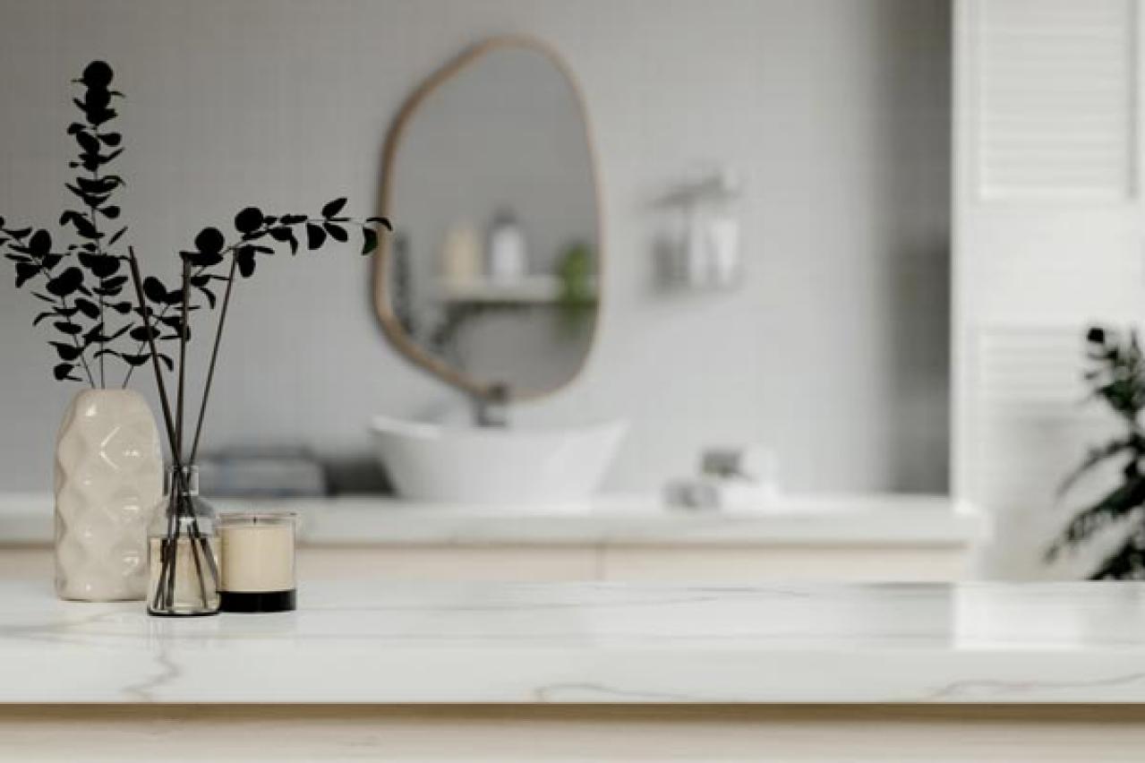 50代に多い悩み、いぼやほくろ、眼瞼下垂。保険治療と自費診療、どちらを選べばいいの？【マチュア世代の美容医療】（画像3）