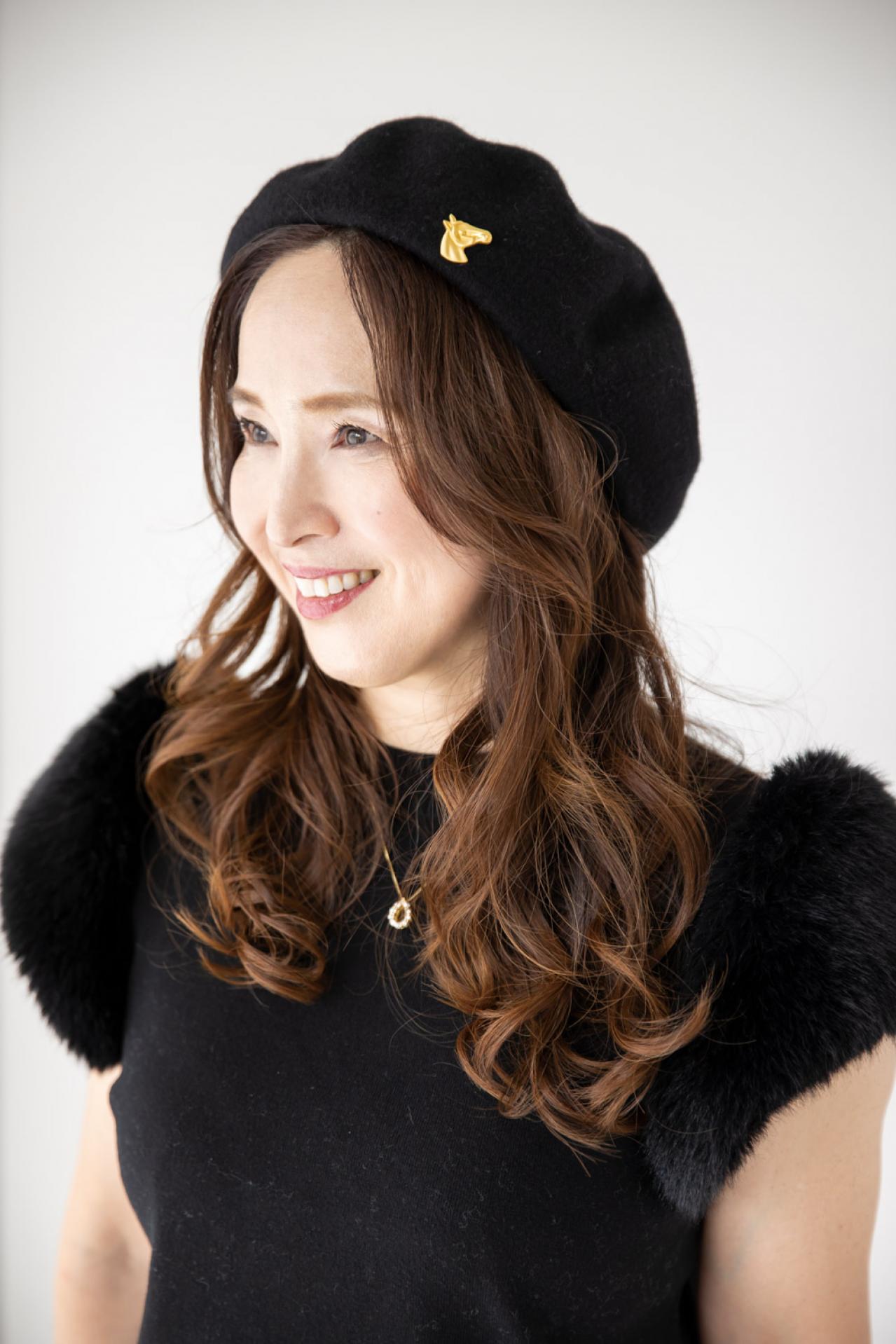 【50代の冬のお出かけスタイル】全身を3色までに抑え、上品にまとめて｜西崎安妃子さん・53歳（画像4）