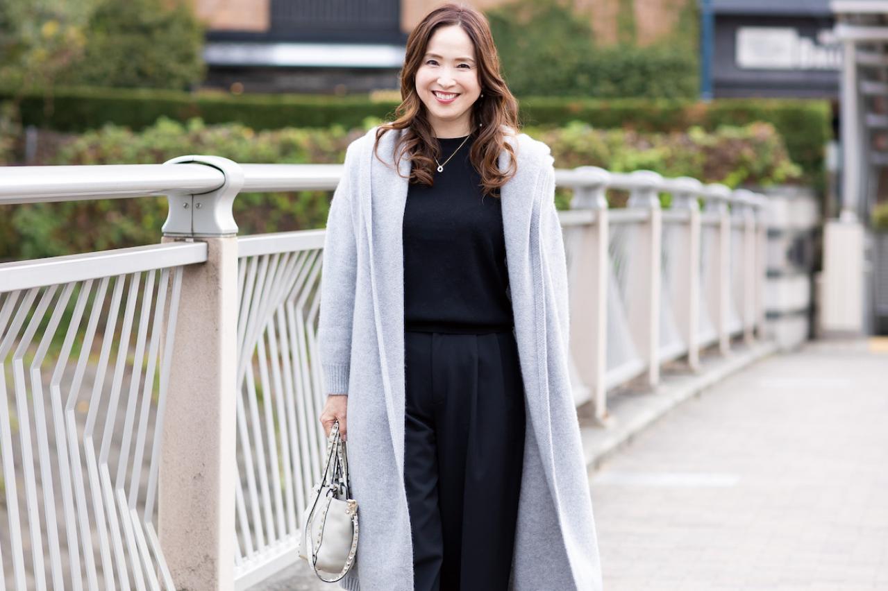 【50代の冬のお出かけスタイル】全身を3色までに抑え、上品にまとめて｜西崎安妃子さん・53歳