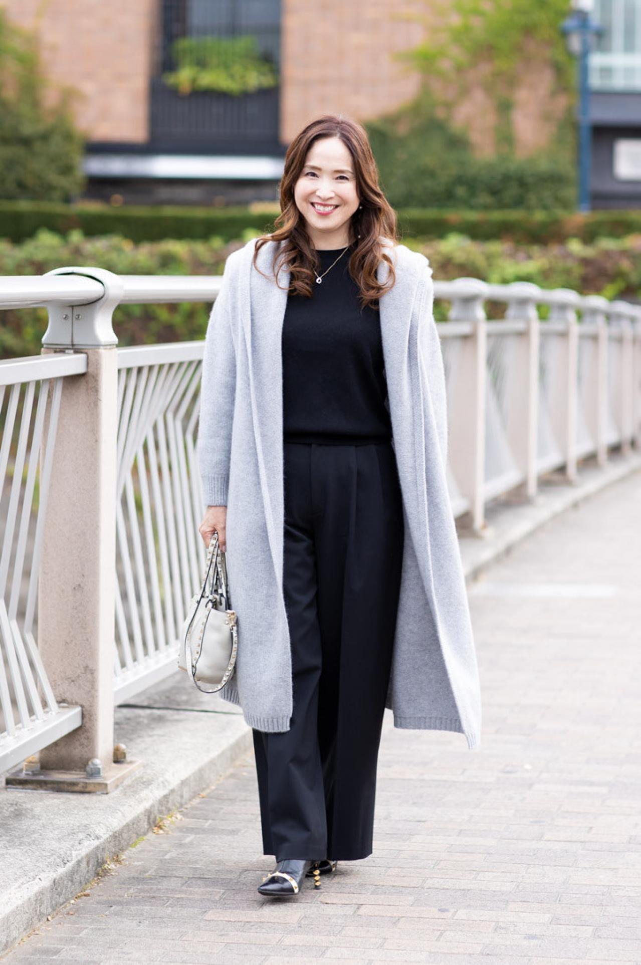 【50代の冬のお出かけスタイル】全身を3色までに抑え、上品にまとめて｜西崎安妃子さん・53歳（画像2）