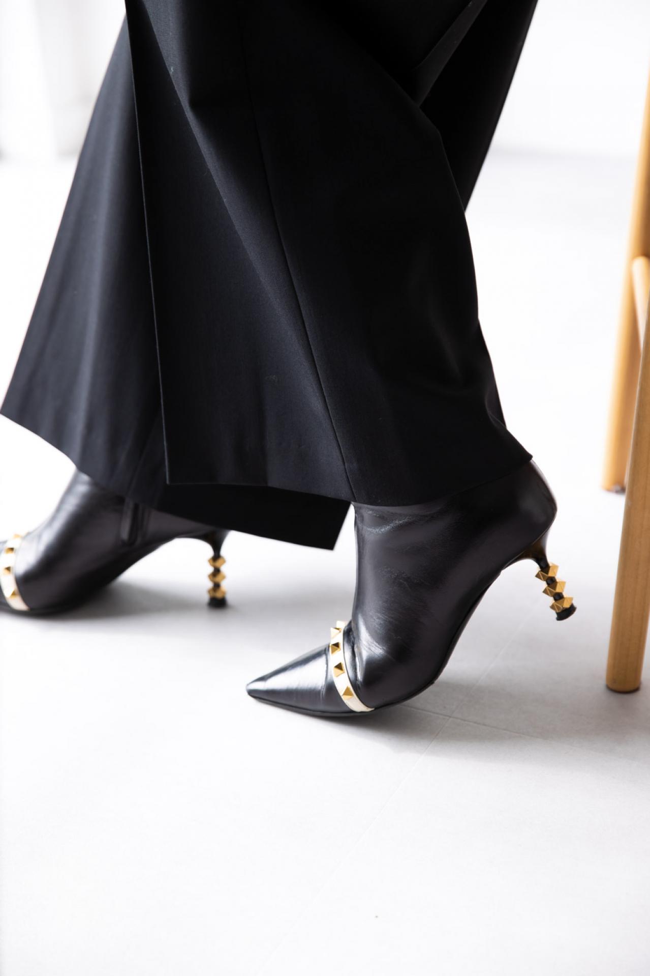 【50代の冬のお出かけスタイル】全身を3色までに抑え、上品にまとめて｜西崎安妃子さん・53歳（画像3）