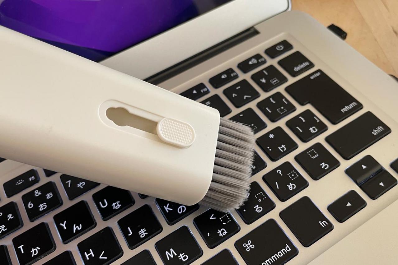 【スリコ】のPCクリーニングツールセットで、キーボードの埃もスマホのすみっこもスッキリ！
