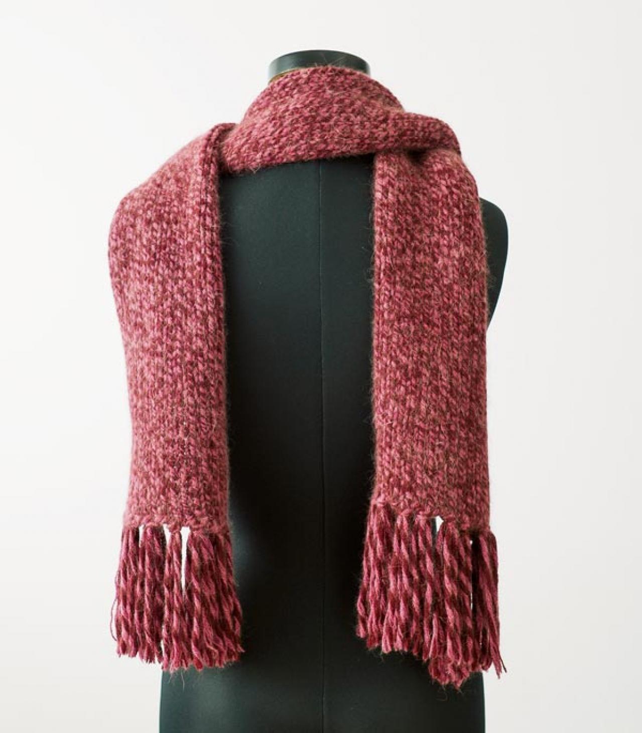 マフラーの巻き方【2選】「ツイストオフタートル」と「2重巻きサイドノット」 後ろ姿も素敵に！（画像2）