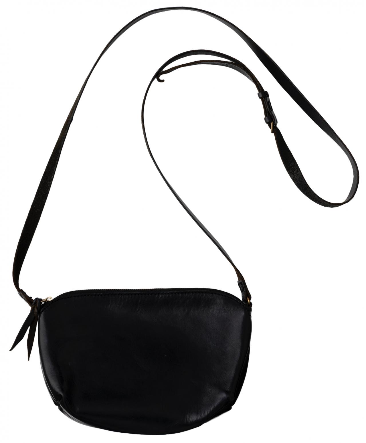 【大人ひとり旅】文筆家・甲斐みのりさんの「京都で甘いものと建築を楽しむ旅」のファッションと持ち物を拝見！（画像3）