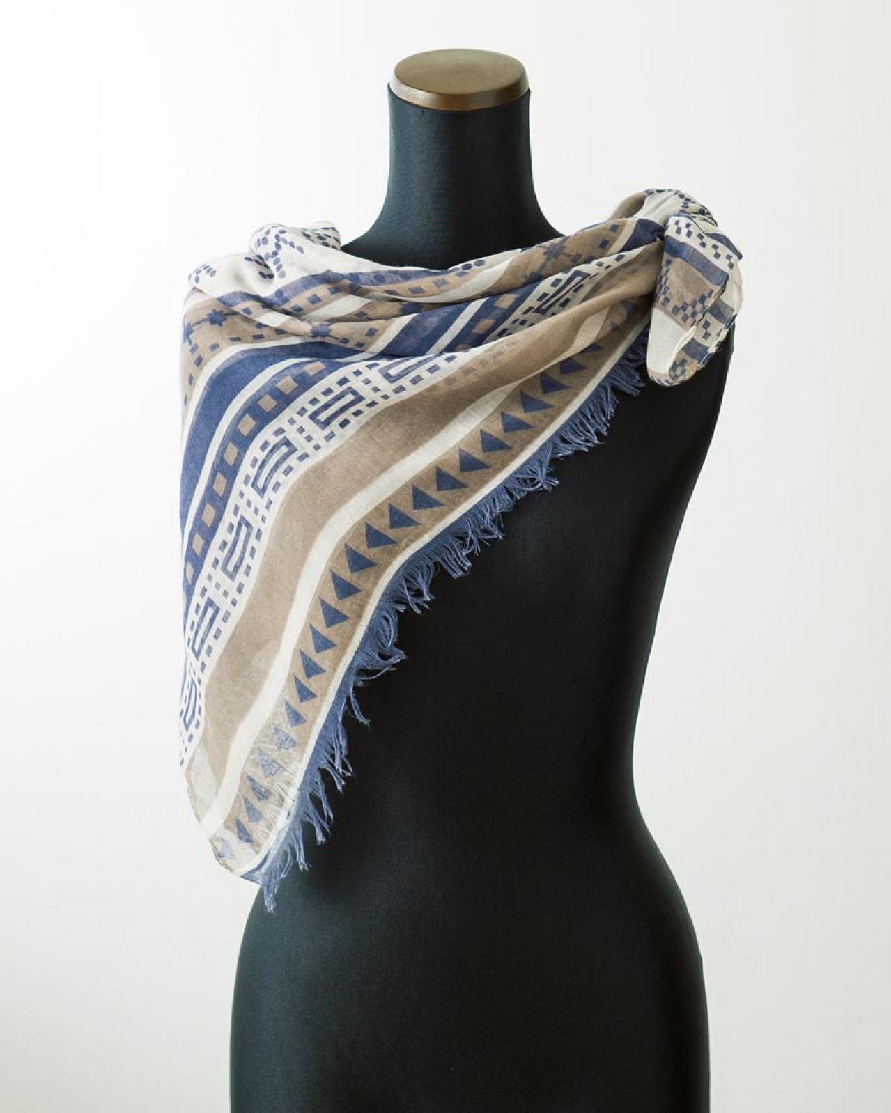 【ストールの巻き方2選】どんなアウターにも似合う「銀座巻き」と「ダブルトライアングル」（画像7）