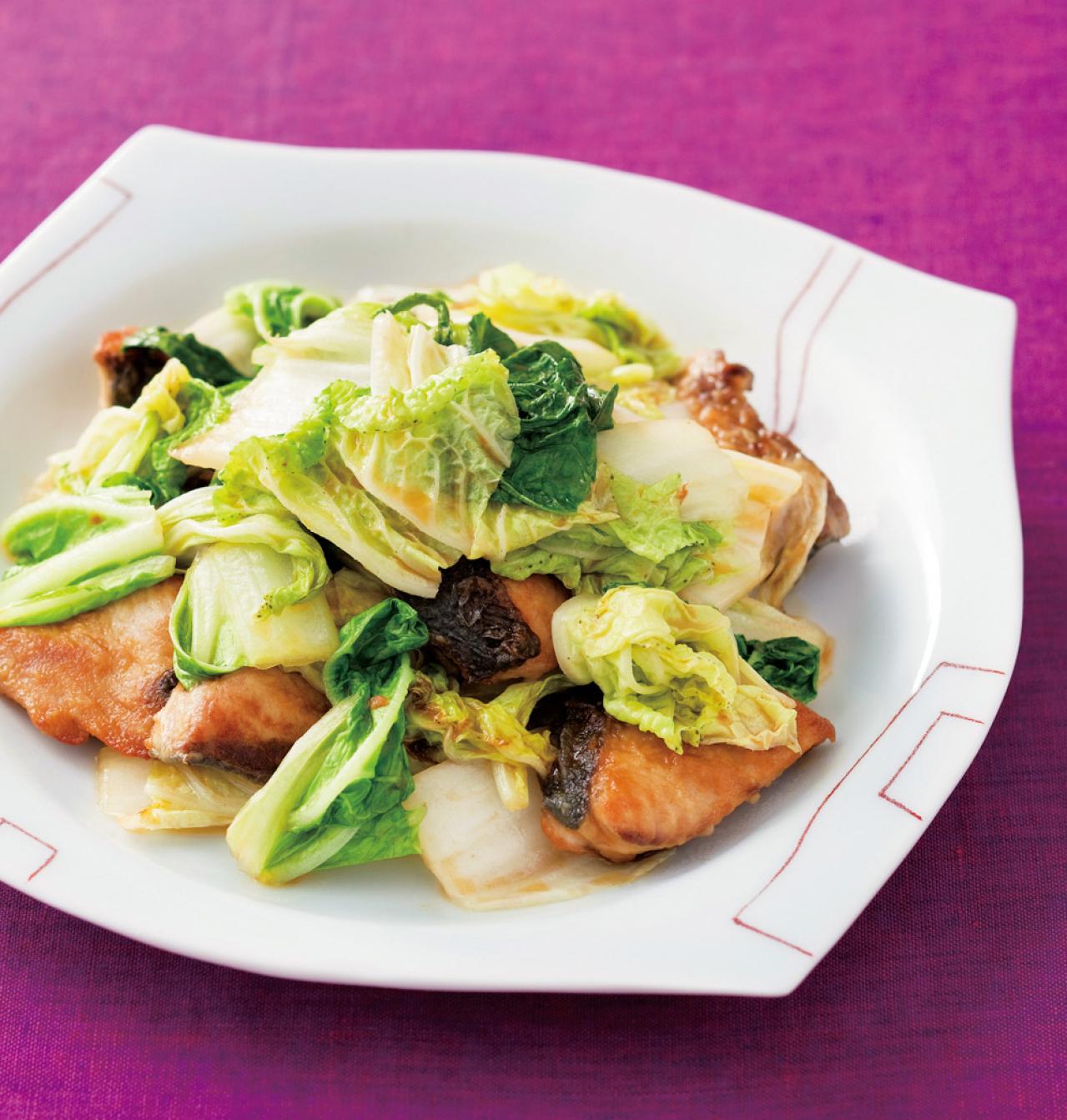 【白菜使いきりレシピ】外葉を使った煮物と炒め物「白菜と鮭の重ね鍋」「白菜とベーコンのスープ煮」「白菜とぶりのかき油炒め」（画像5）