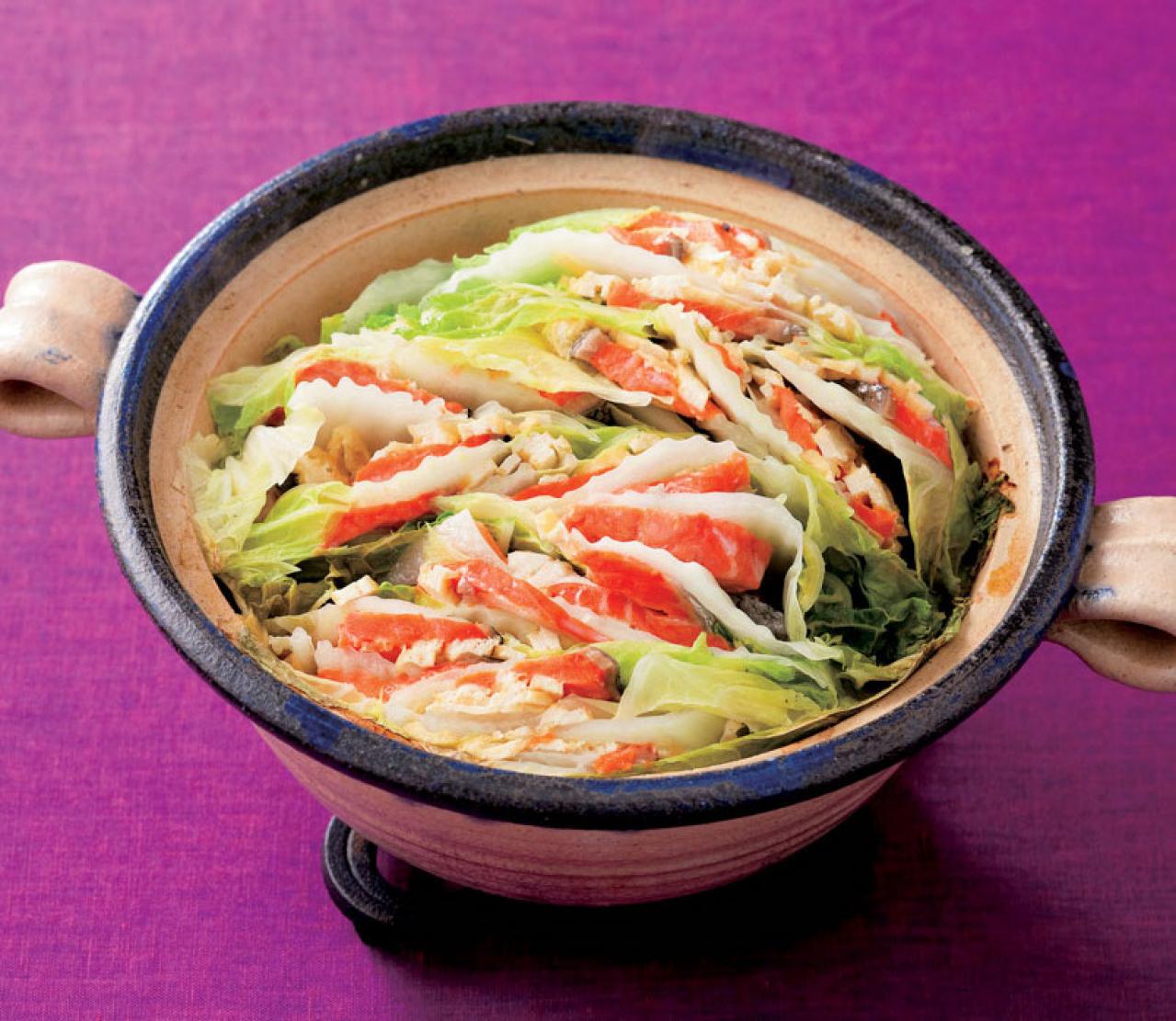 【白菜使いきりレシピ】外葉を使った煮物＆炒め物「鮭の重ね鍋」「ベーコンのスープ煮」「ぶりのかき油炒め」（画像3）