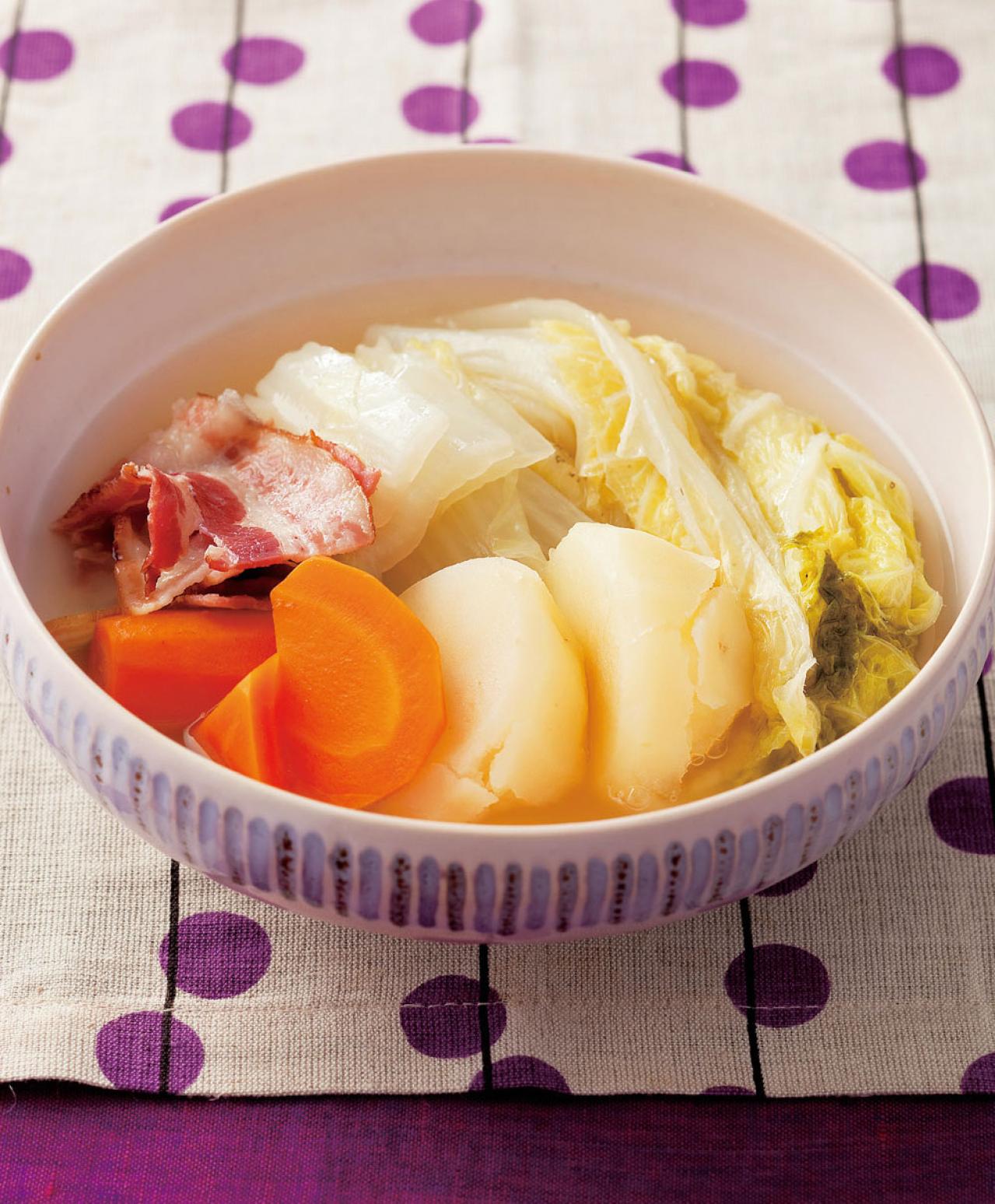 【白菜使いきりレシピ】外葉を使った煮物と炒め物「白菜と鮭の重ね鍋」「白菜とベーコンのスープ煮」「白菜とぶりのかき油炒め」（画像4）