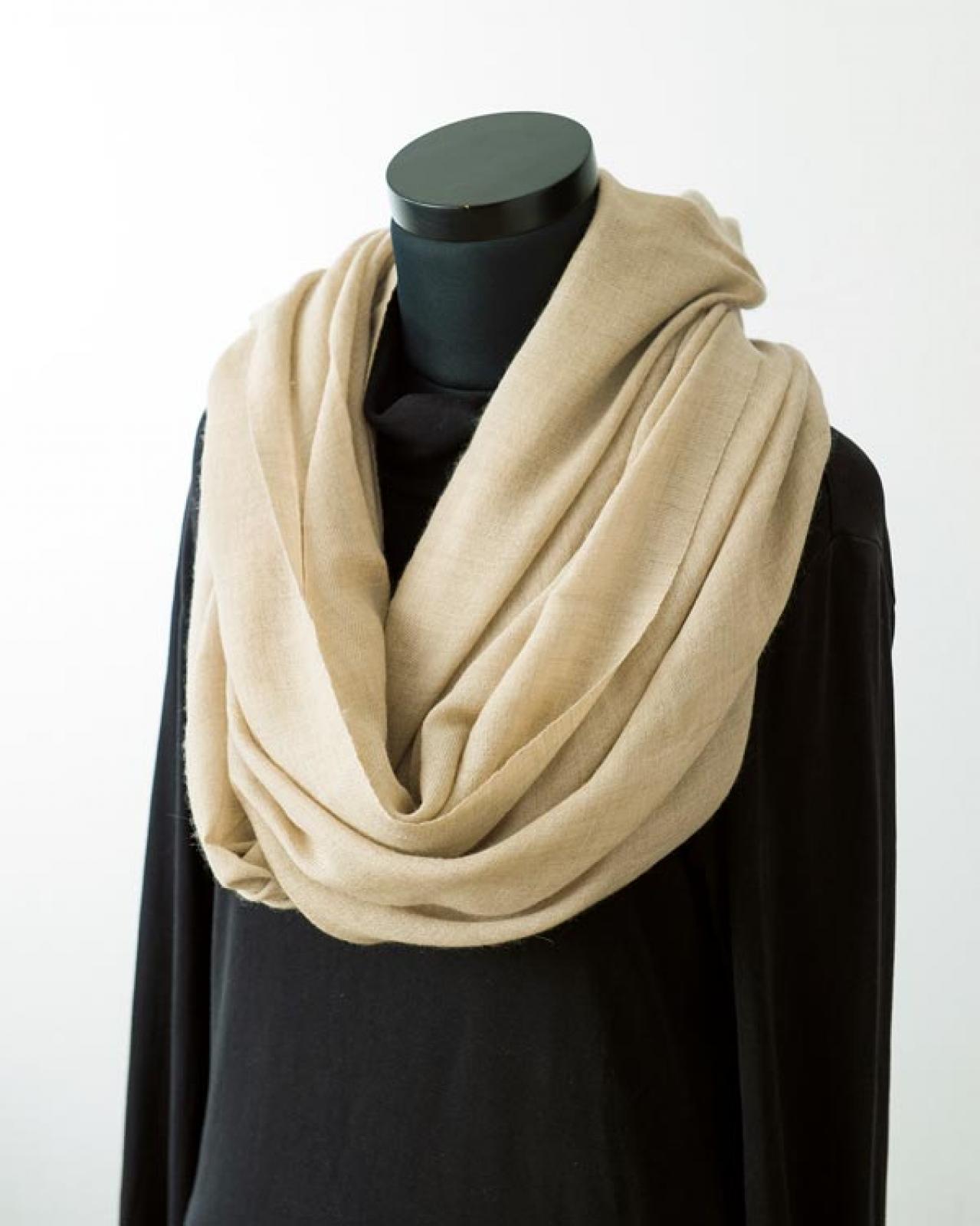 マフラー&ストールの巻き方２選　ボリュームを魅せる「アフガン巻き」と「ダブルドレープ」（画像6）