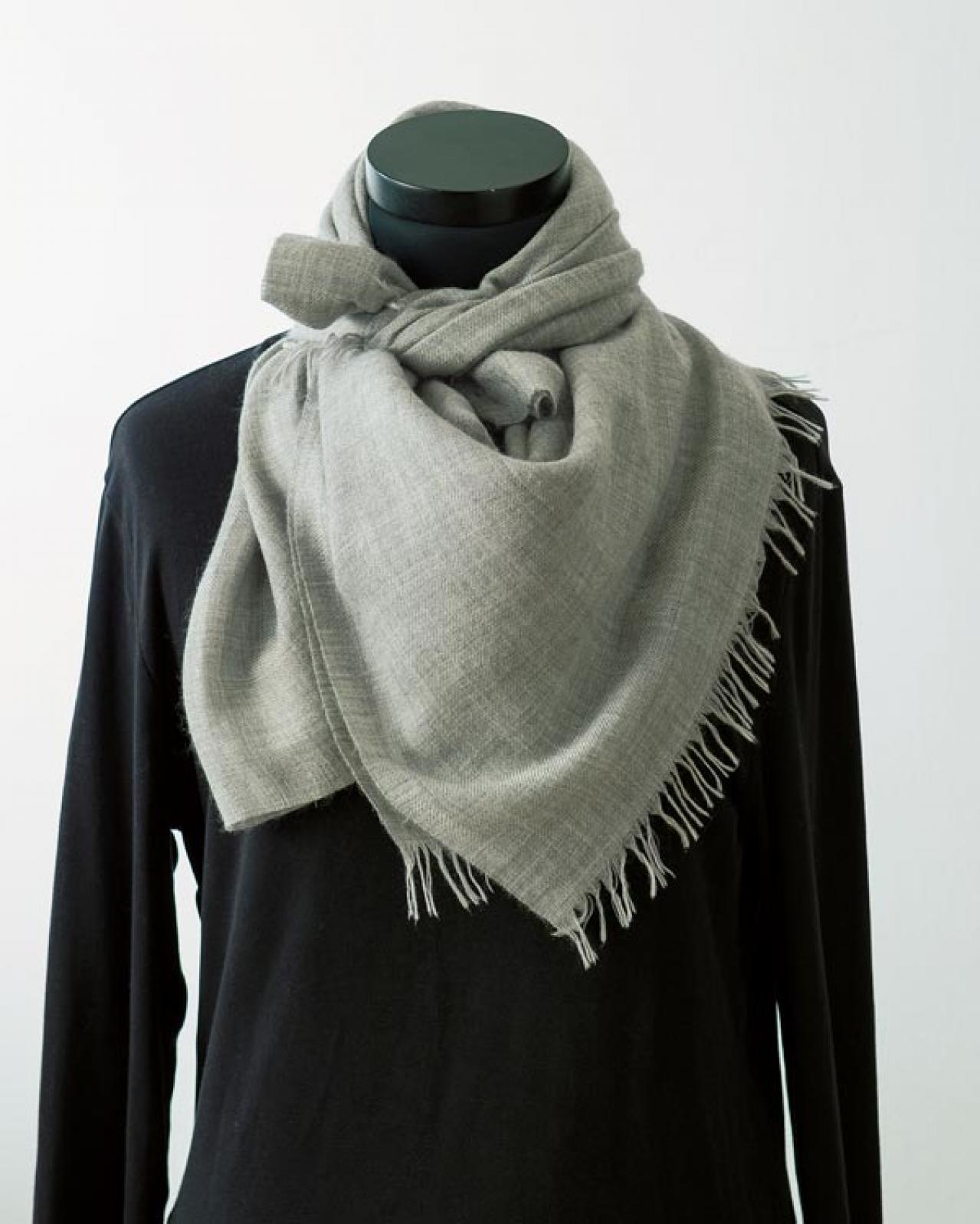 マフラー&ストールの巻き方２選　ボリュームを魅せる「アフガン巻き」と「ダブルドレープ」（画像2）